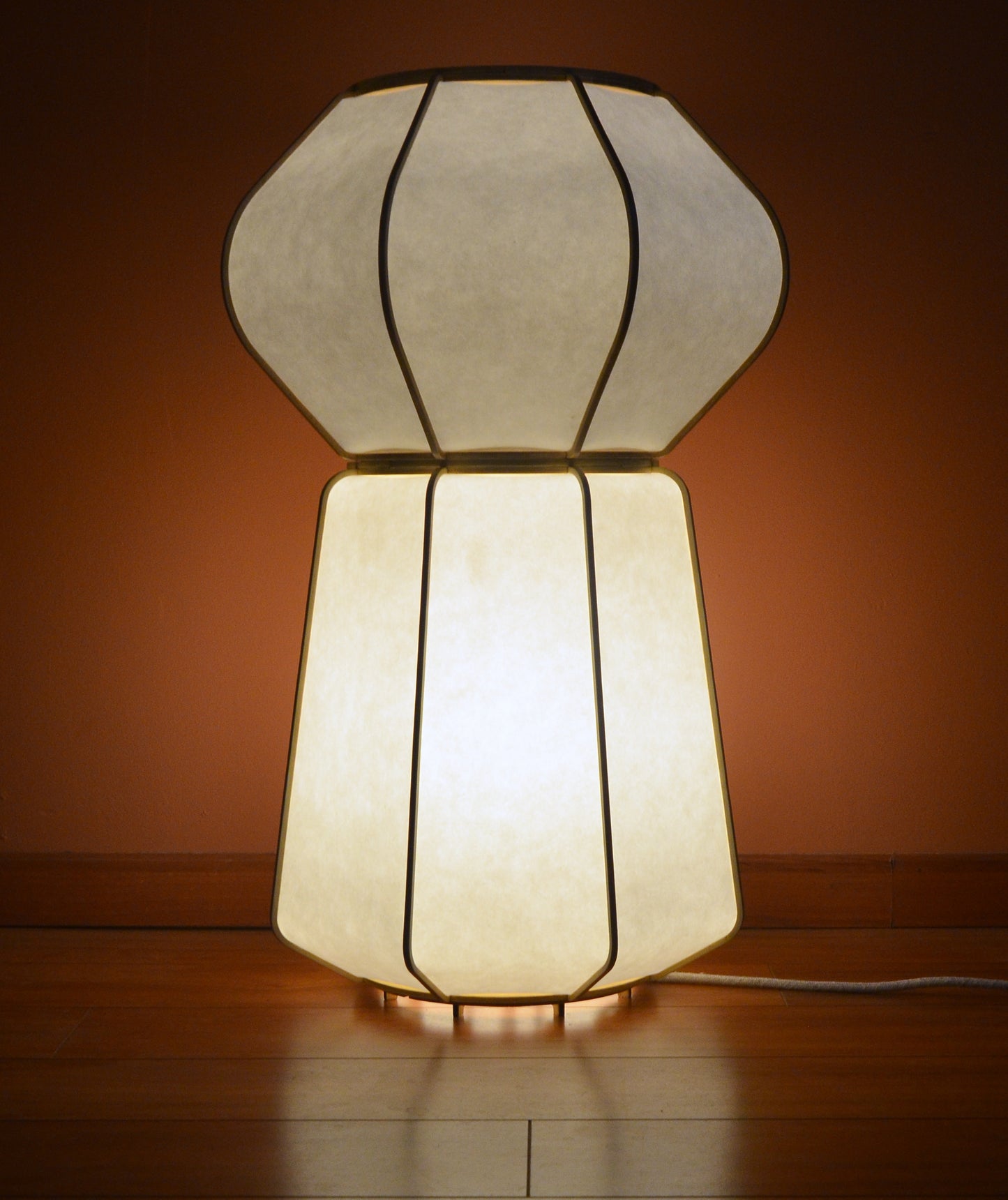 Lampe à poser en bois et papier japonais de la collection TOTEM - modèle KŌSHI et ŌZU