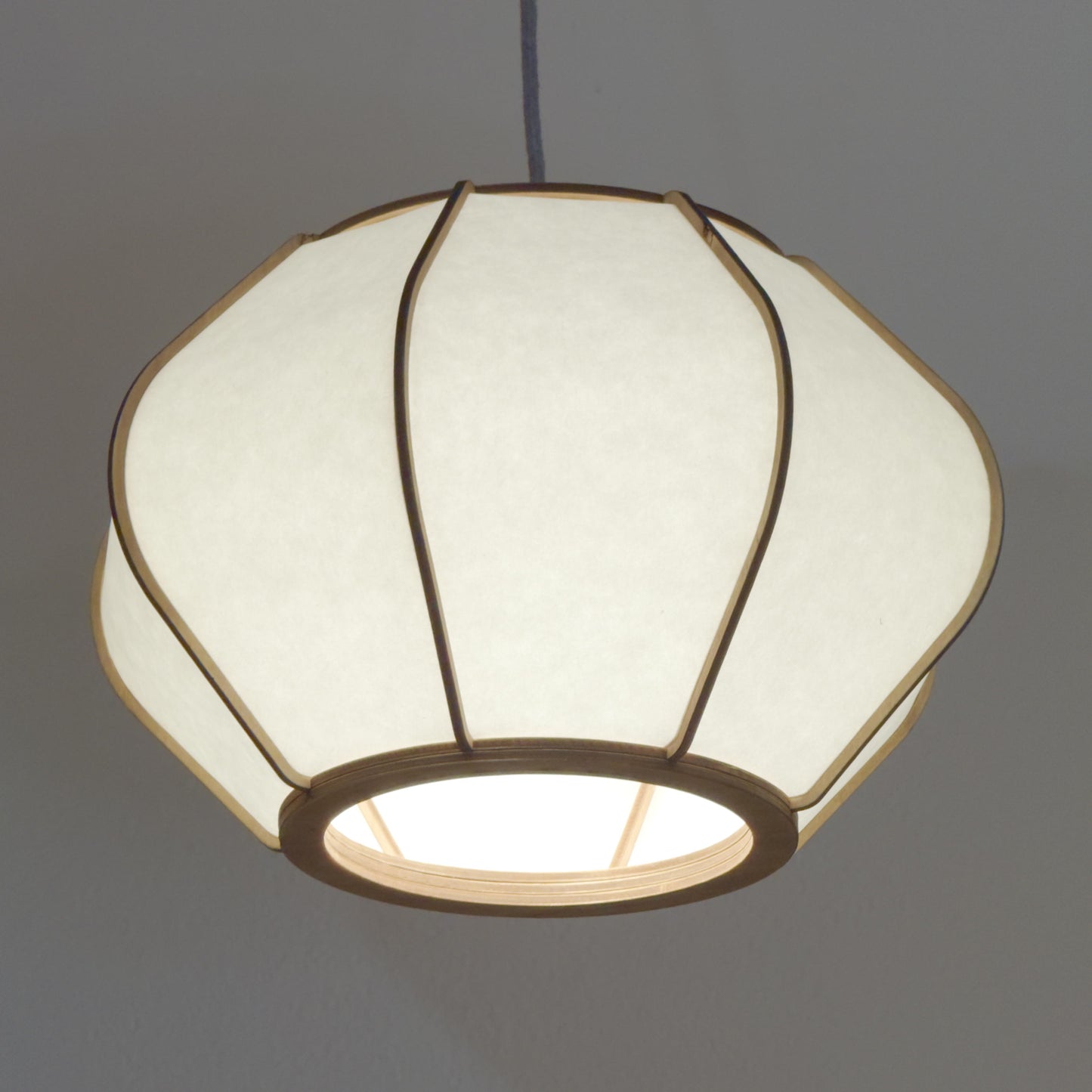 Lampe en suspension en bois et papier japonais - modèle ŌZU