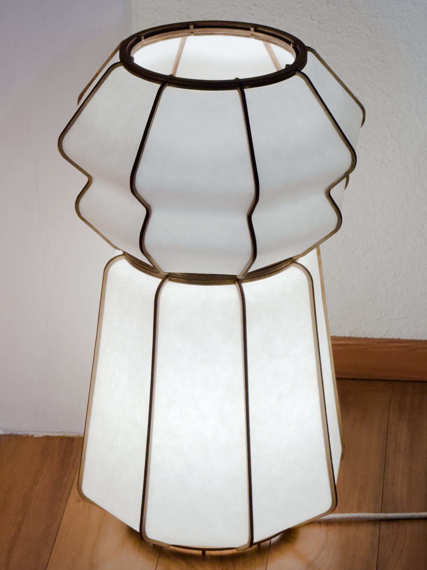 Lampe à poser en bois et papier japonais de la collection TOTEM - modèle KŌSHI et SAITO