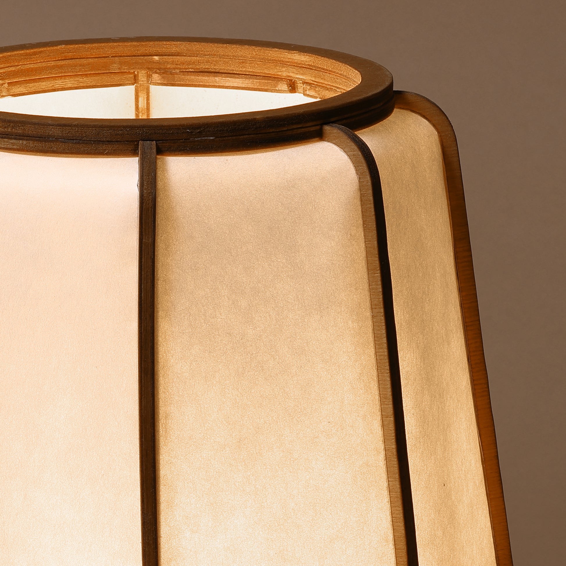 Lampe design en bois et papier japonais, faite main, fabriquée en France. Maguelone Poulain.