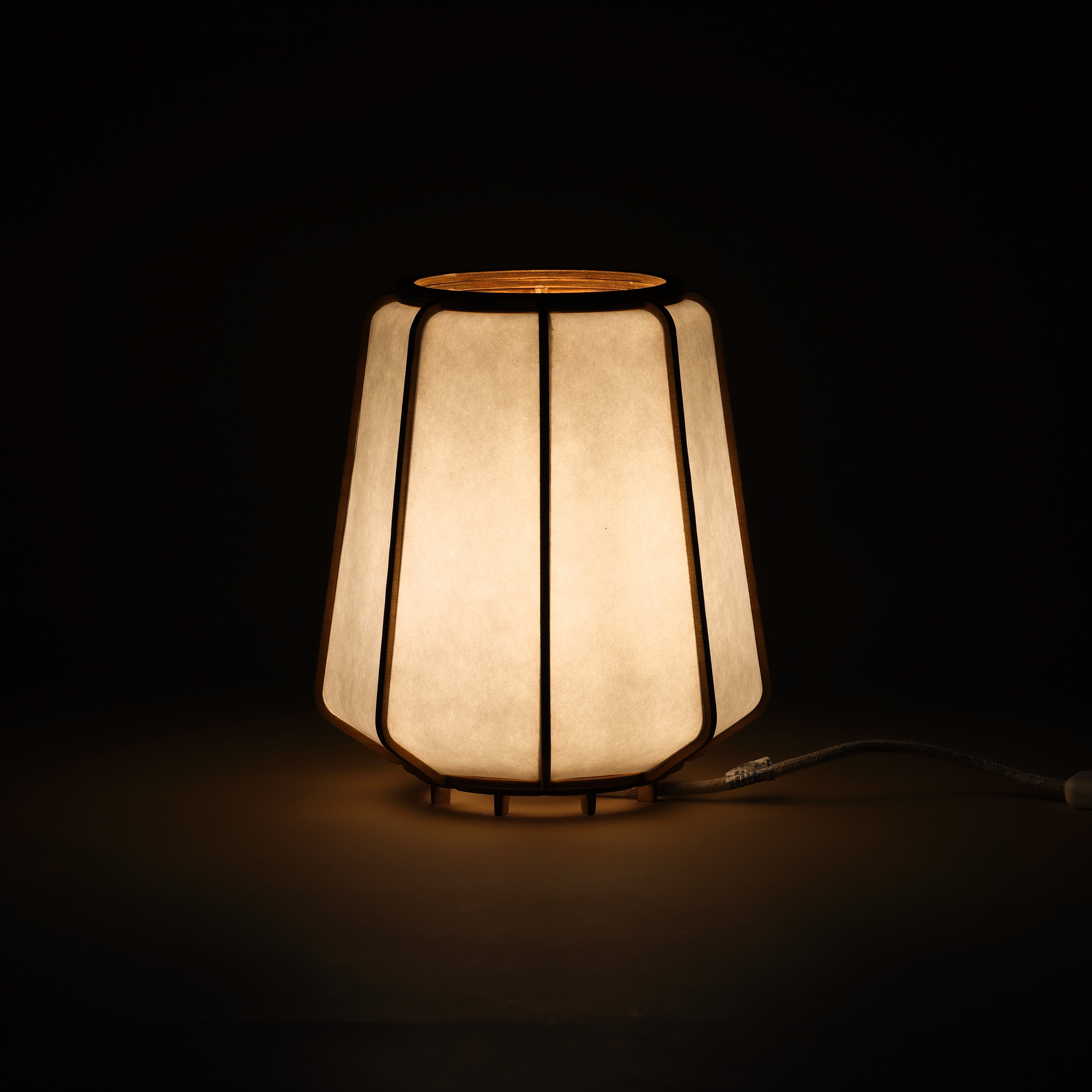 Lampe design en bois et papier japonais, faite main, fabriquée en France. Maguelone Poulain.