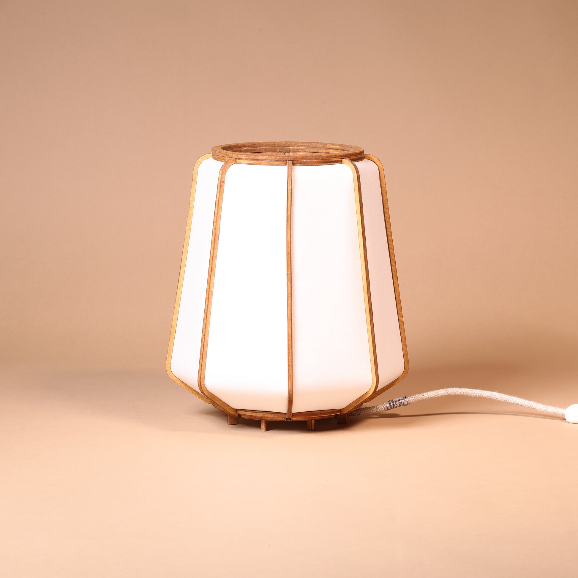 Lampe design en bois et papier japonais, faite main, fabriquée en France. Maguelone Poulain.