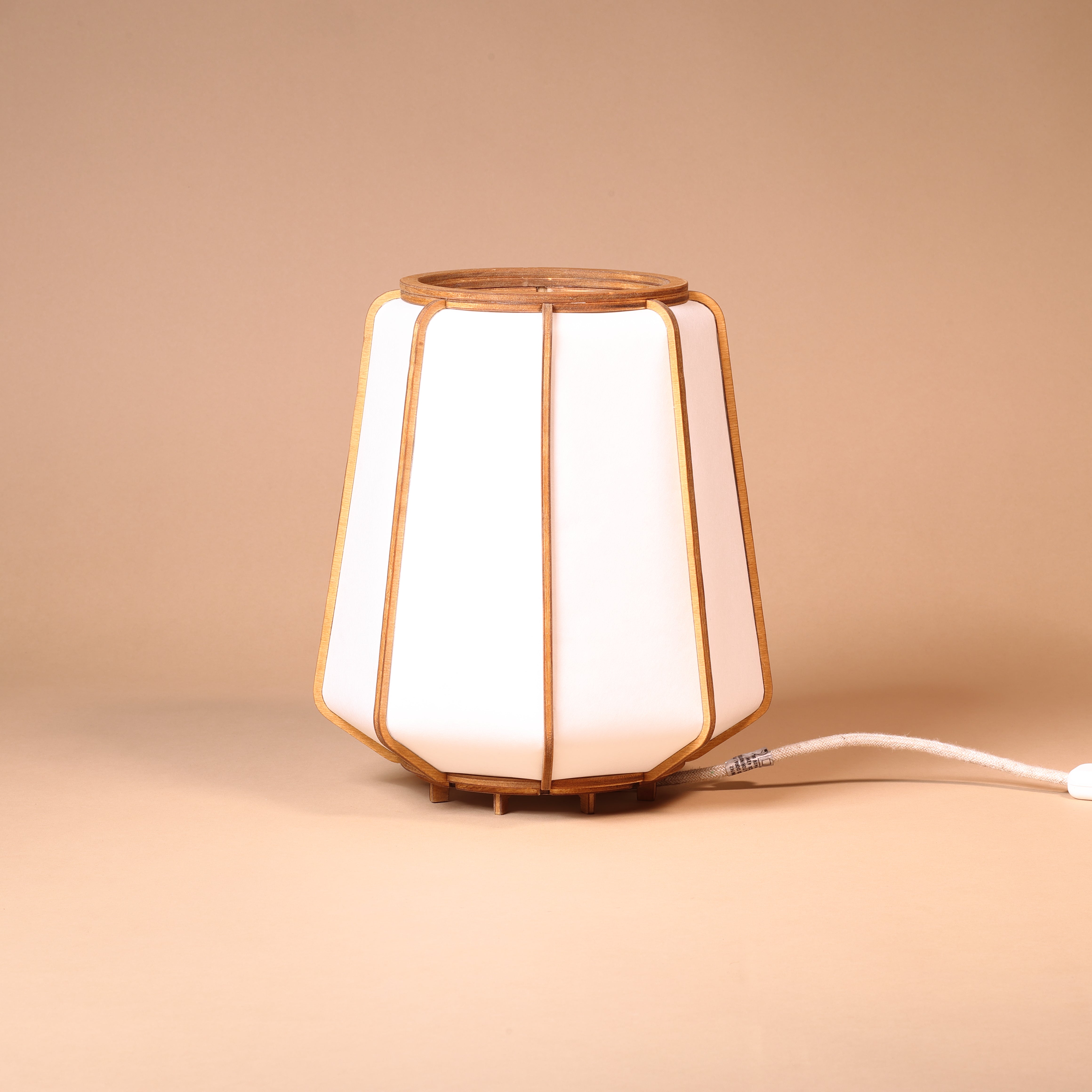 Lampe design en bois et papier japonais, faite main, fabriquée en France. Maguelone Poulain.