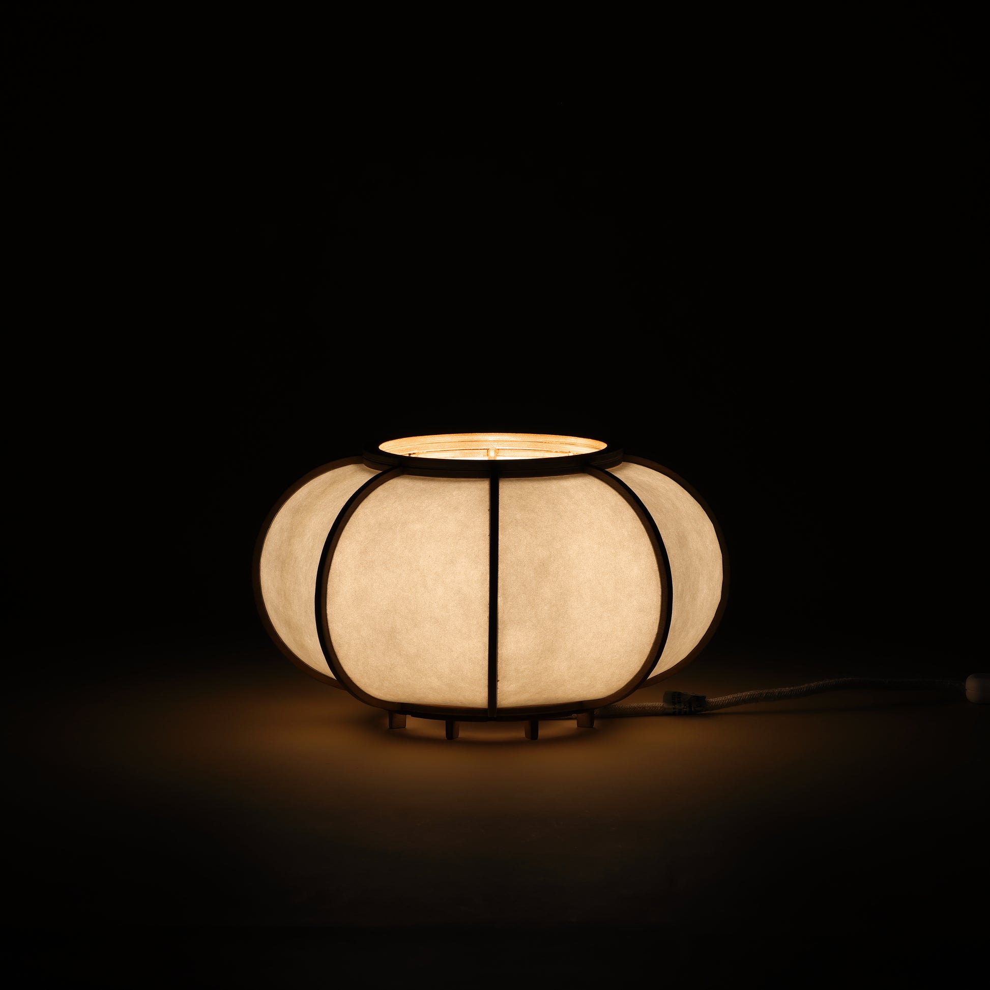 Design lamp in wood and Japanese paper, handmade, made in France. Maguelone Poulain.