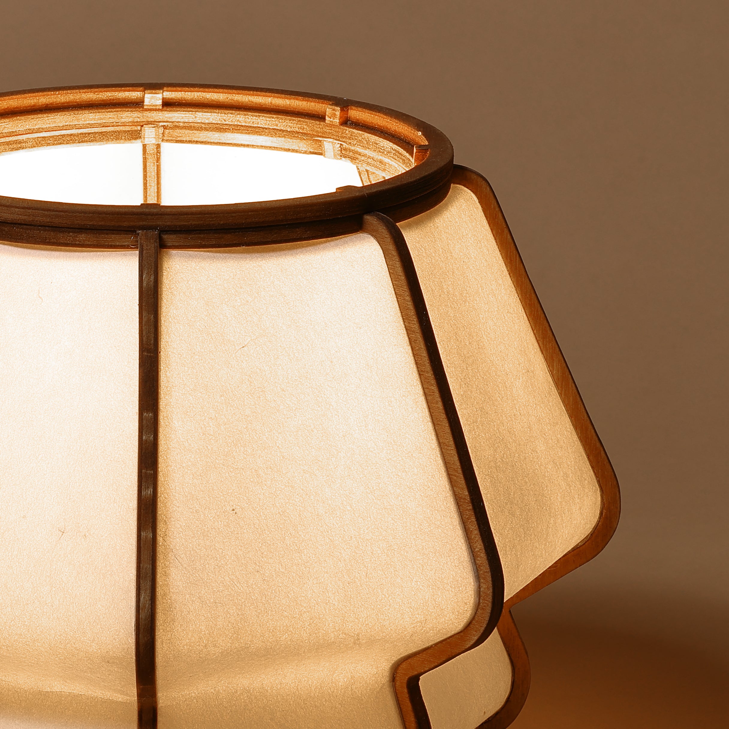 Lampe design en bois et papier japonais, faite main, fabriquée en France. Maguelone Poulain.