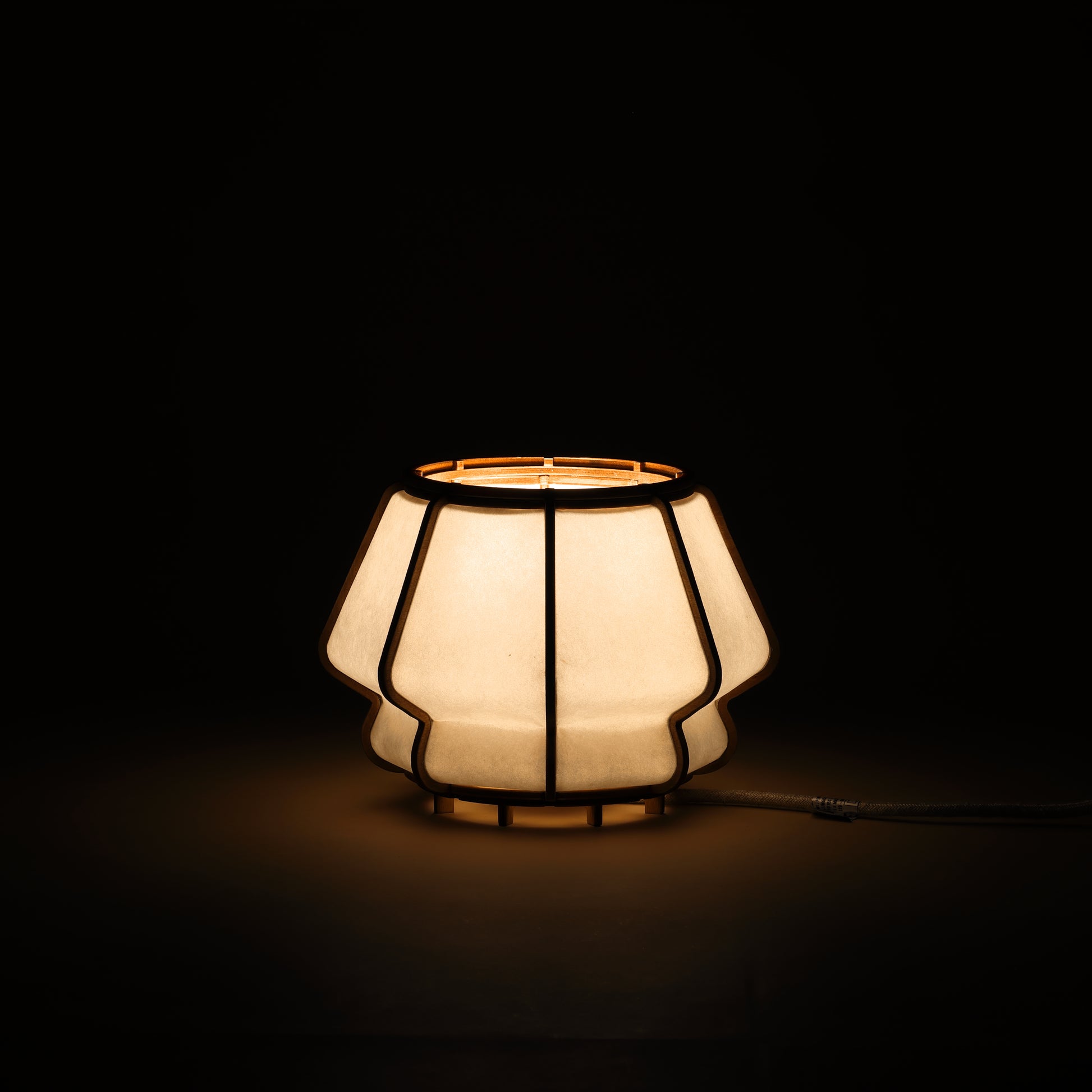 Design lamp in wood and Japanese paper, handmade, made in France. Maguelone Poulain.