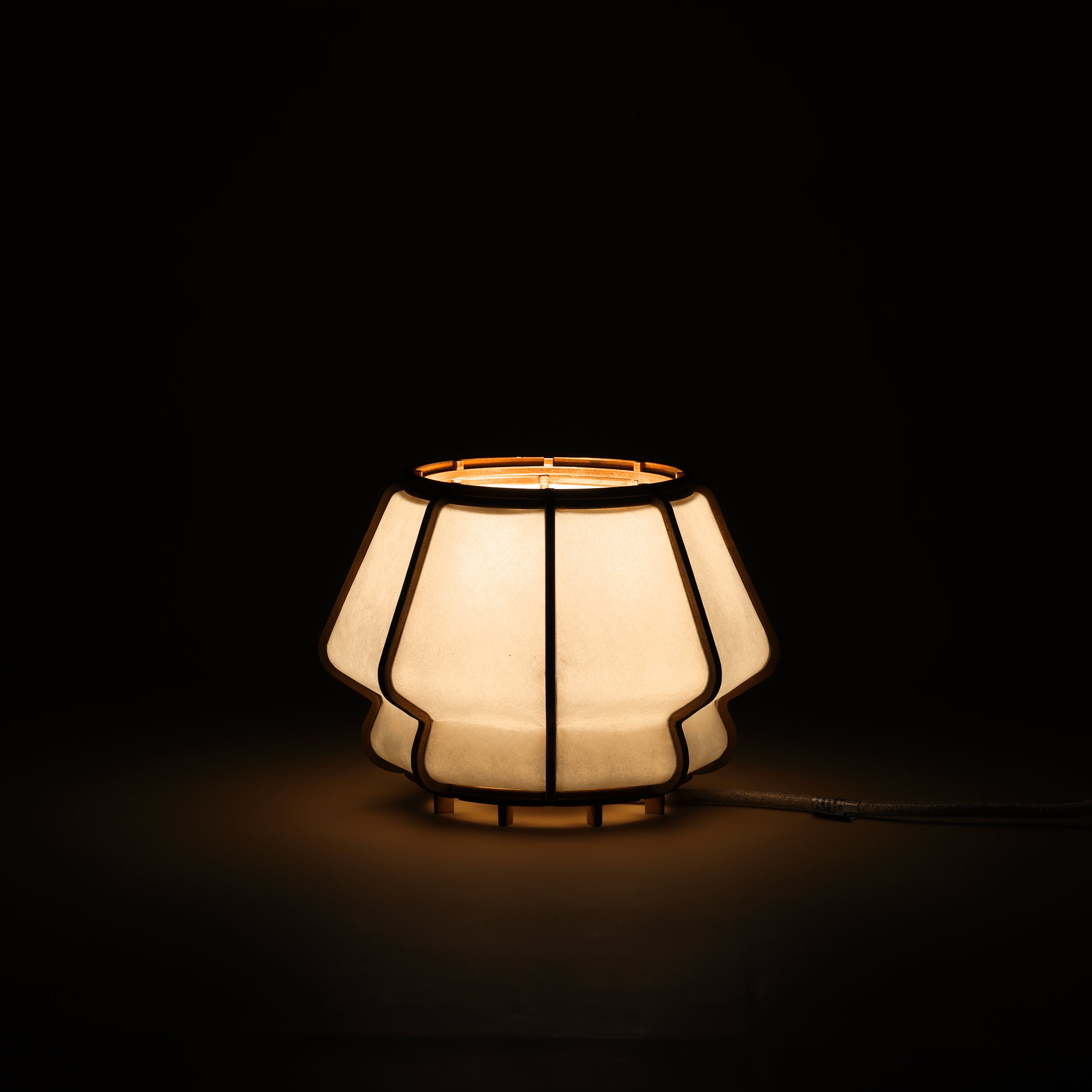 Lampe design en bois et papier japonais, faite main, fabriquée en France. Maguelone Poulain.
