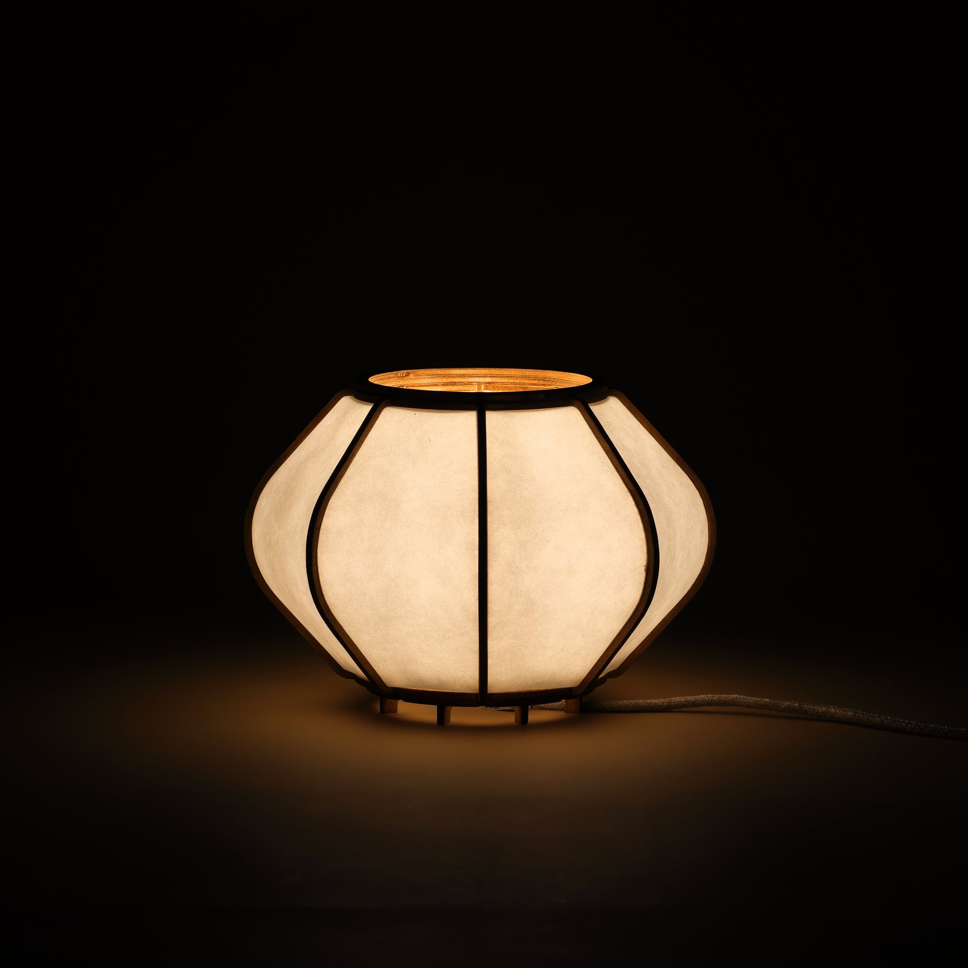 Design lamp in wood and Japanese paper, handmade, made in France. Maguelone Poulain.