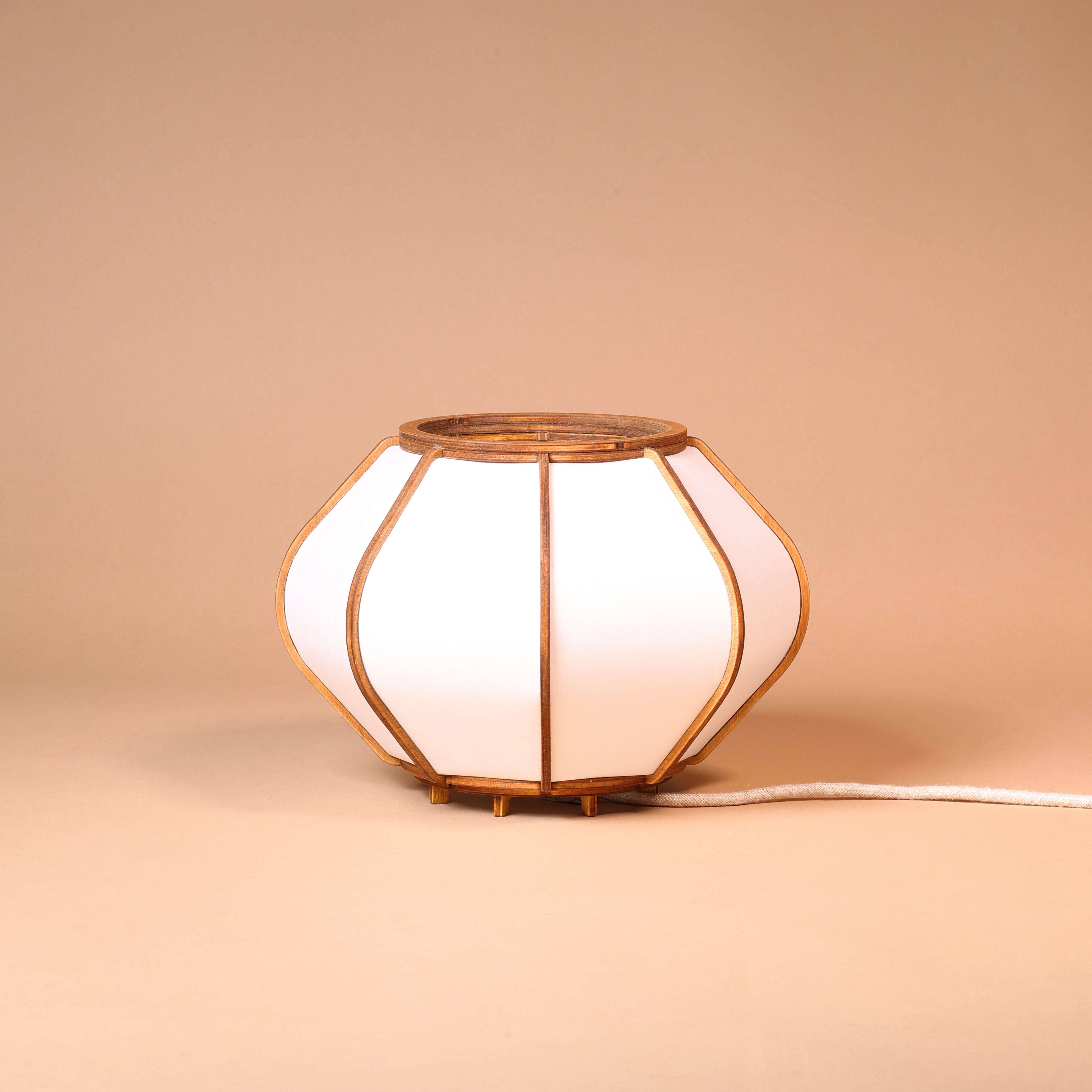 Lampe design en bois et papier japonais, faite main, fabriquée en France. Maguelone Poulain.