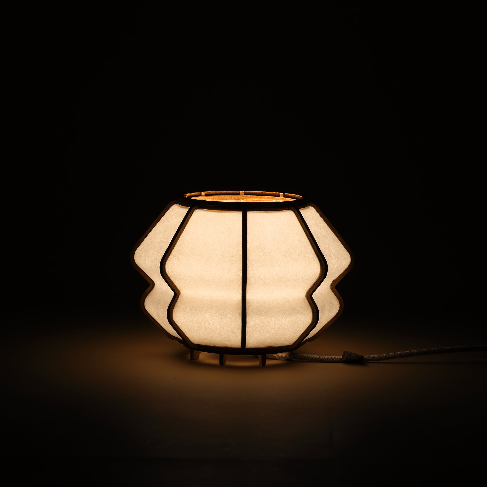 Design lamp in wood and Japanese paper, handmade, made in France. Maguelone Poulain.