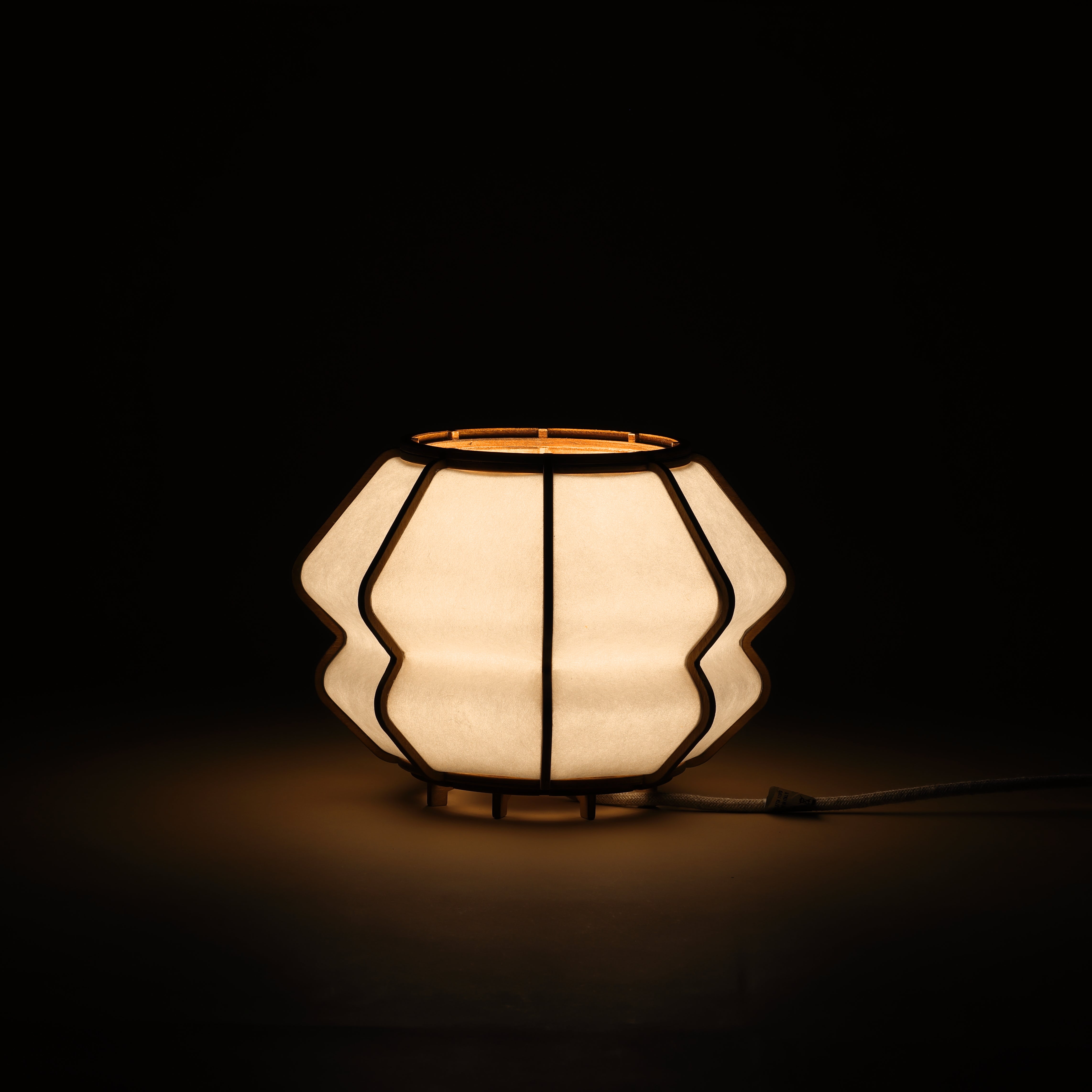 Lampe design en bois et papier japonais, faite main, fabriquée en France. Maguelone Poulain.