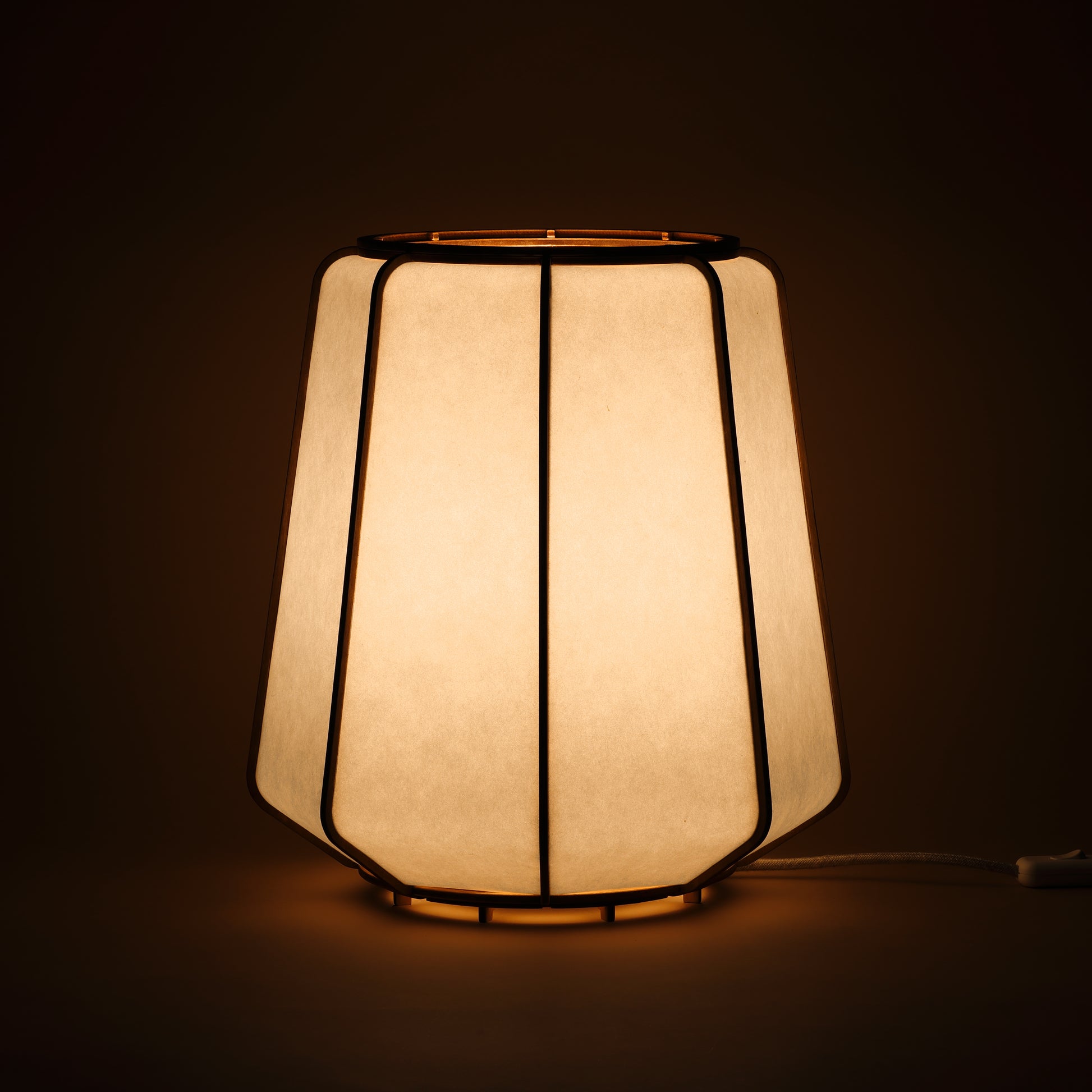 Design lamp in wood and Japanese paper, handmade, made in France. Maguelone Poulain.