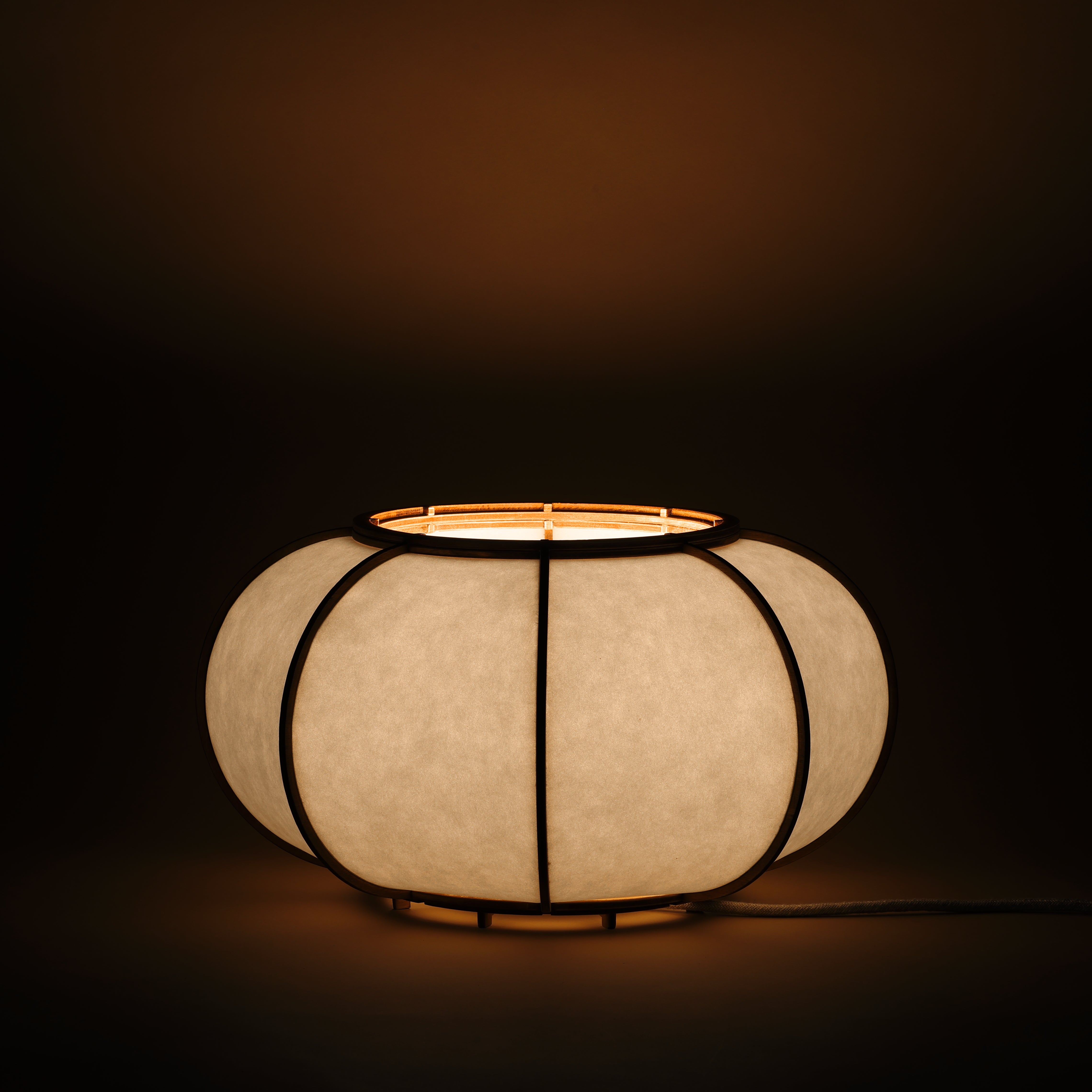 Lampe design en bois et papier japonais, faite main, fabriquée en France. Maguelone Poulain.
