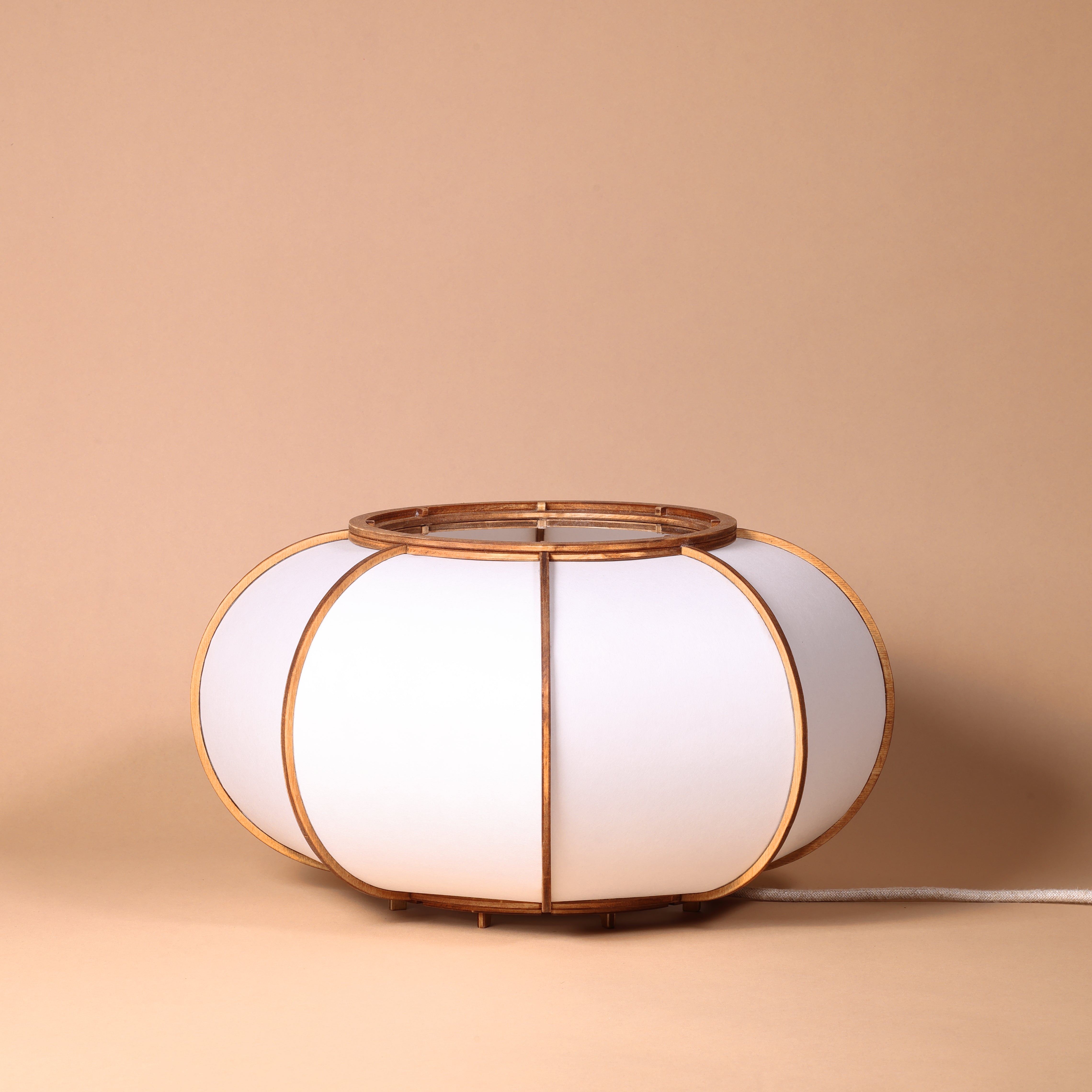 Lampe design en bois et papier japonais, faite main, fabriquée en France. Maguelone Poulain.
