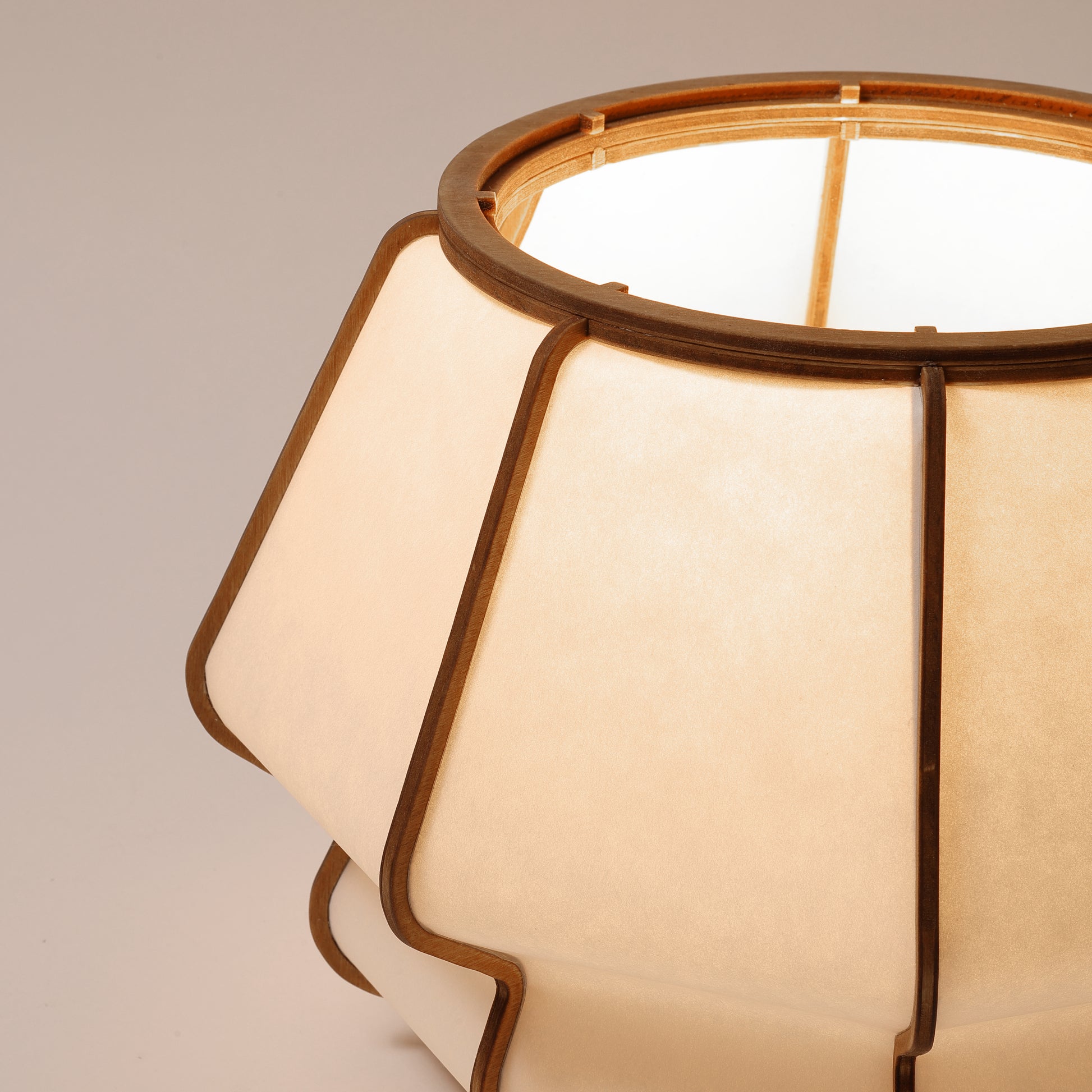 Lampe design en bois et papier japonais, faite main, fabriquée en France. Maguelone Poulain.