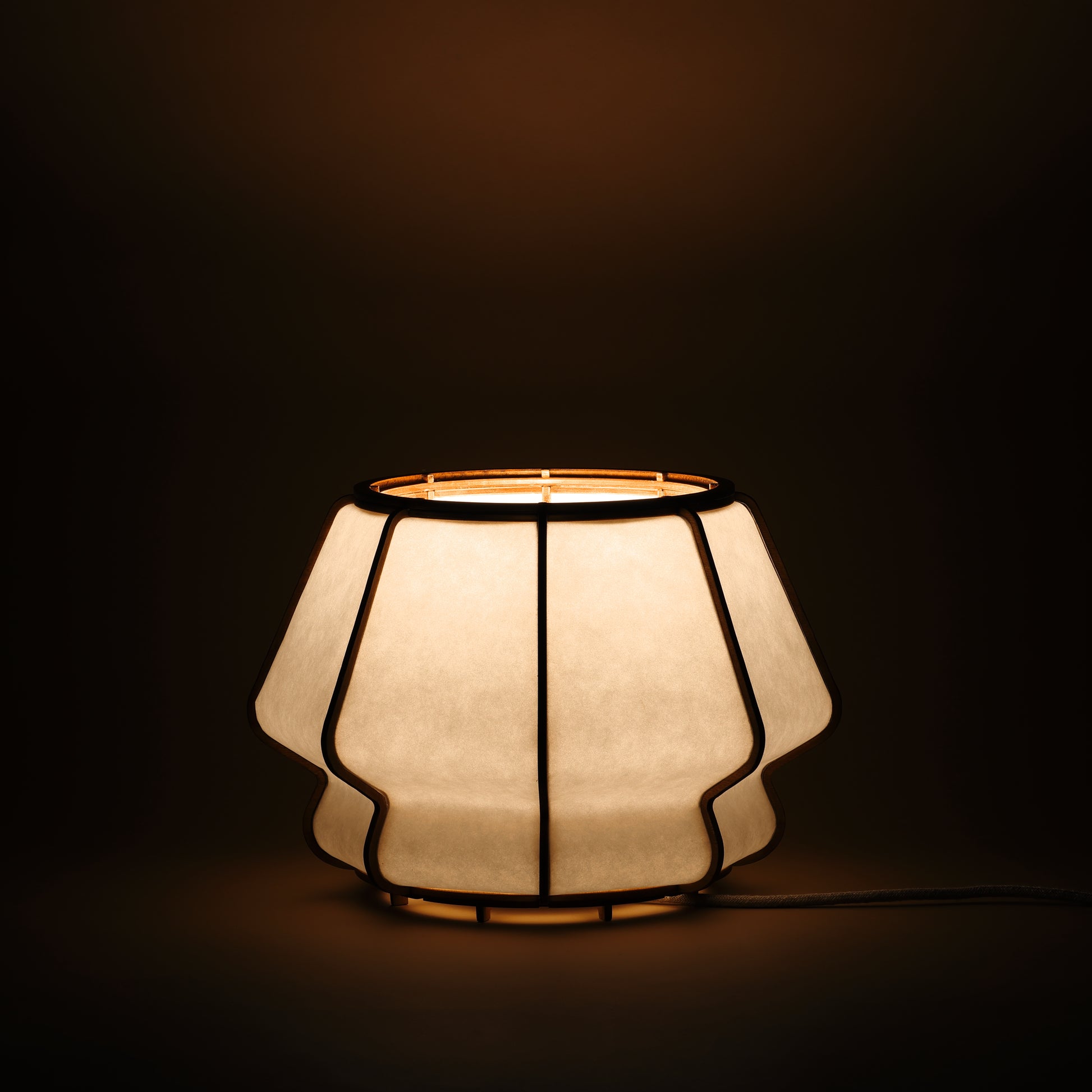 Lampe design en bois et papier japonais, faite main, fabriquée en France. Maguelone Poulain.