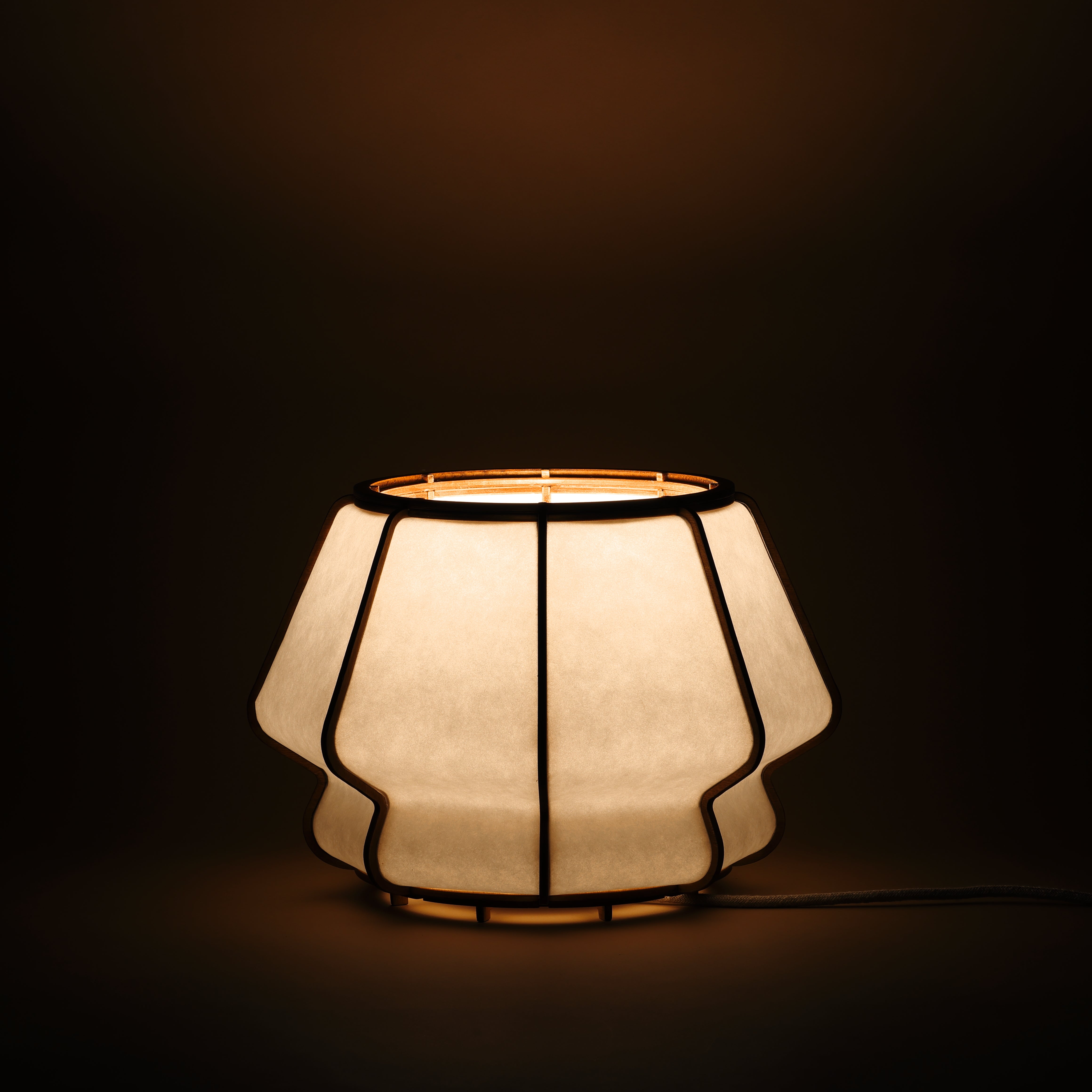 Lampe design en bois et papier japonais, faite main, fabriquée en France. Maguelone Poulain.