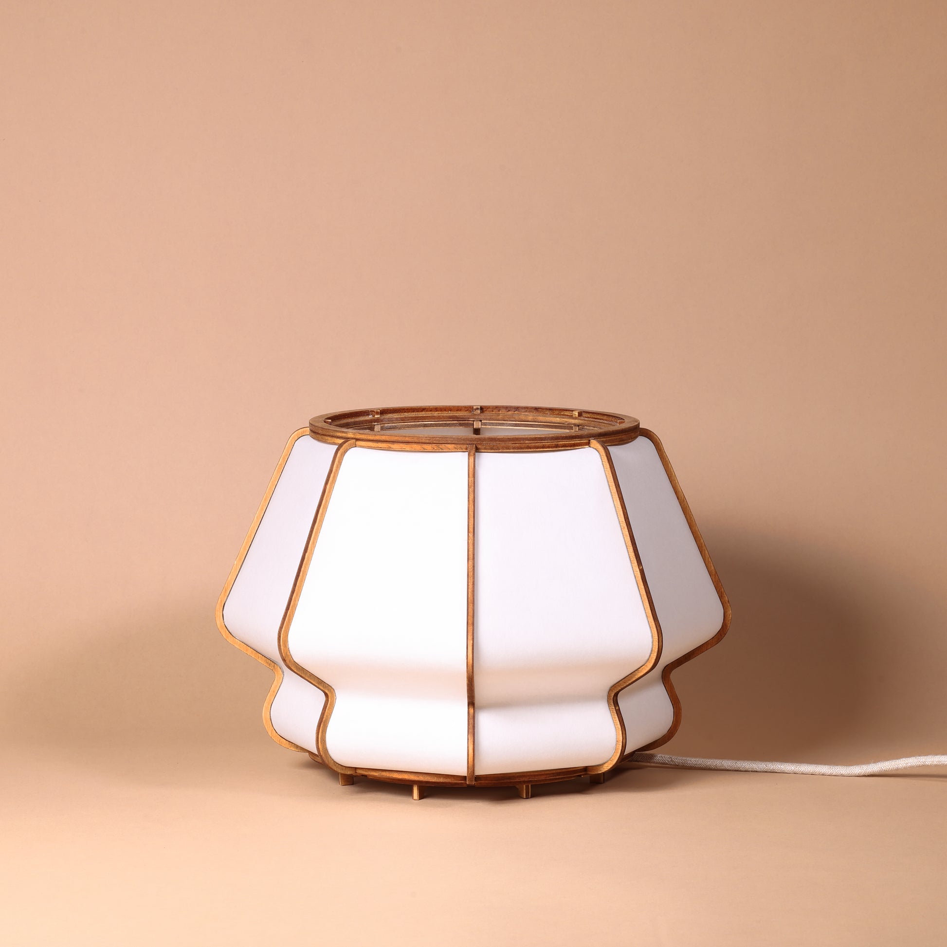 Lampe design en bois et papier japonais, faite main, fabriquée en France. Maguelone Poulain.
