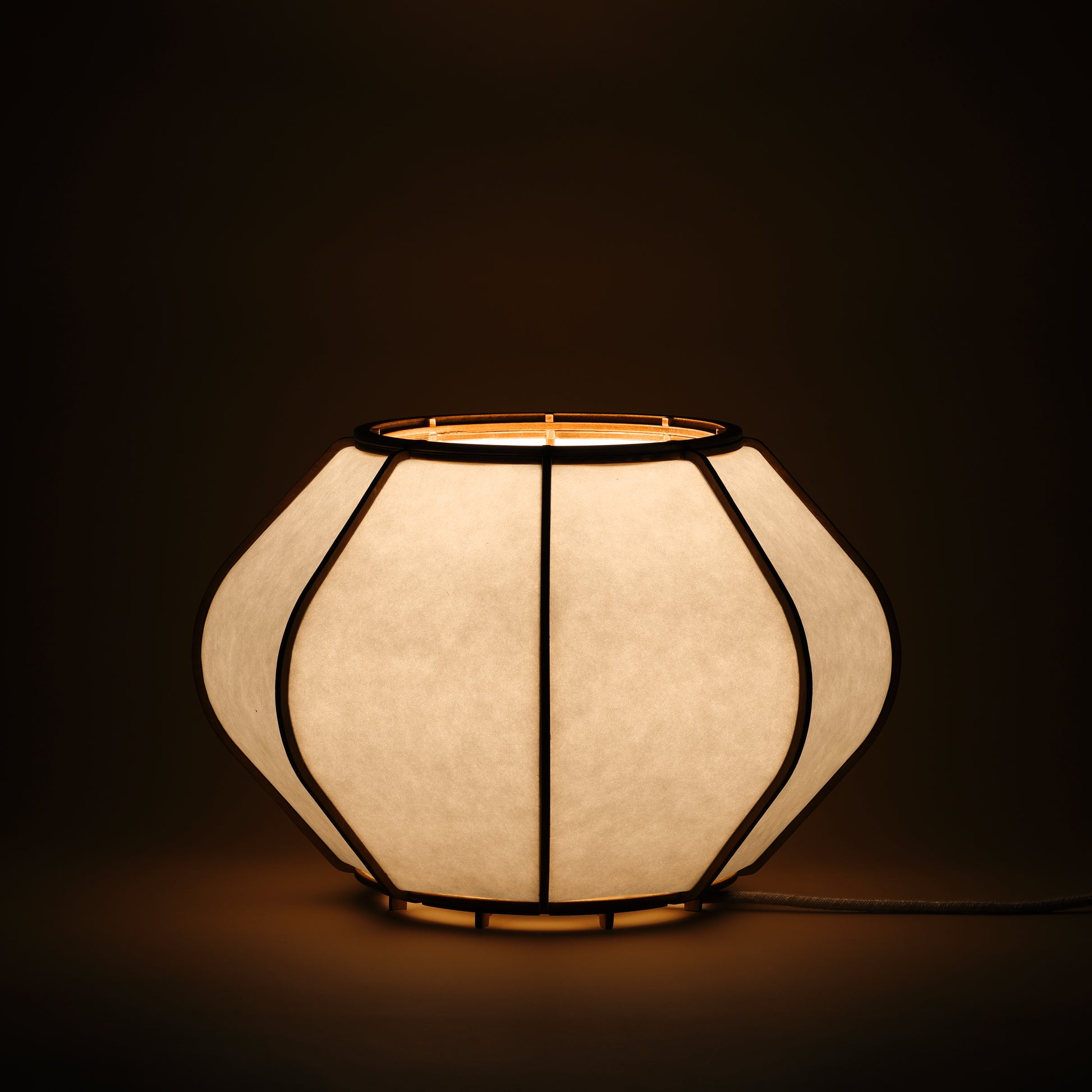 Design lamp in wood and Japanese paper, handmade, made in France. Maguelone Poulain.