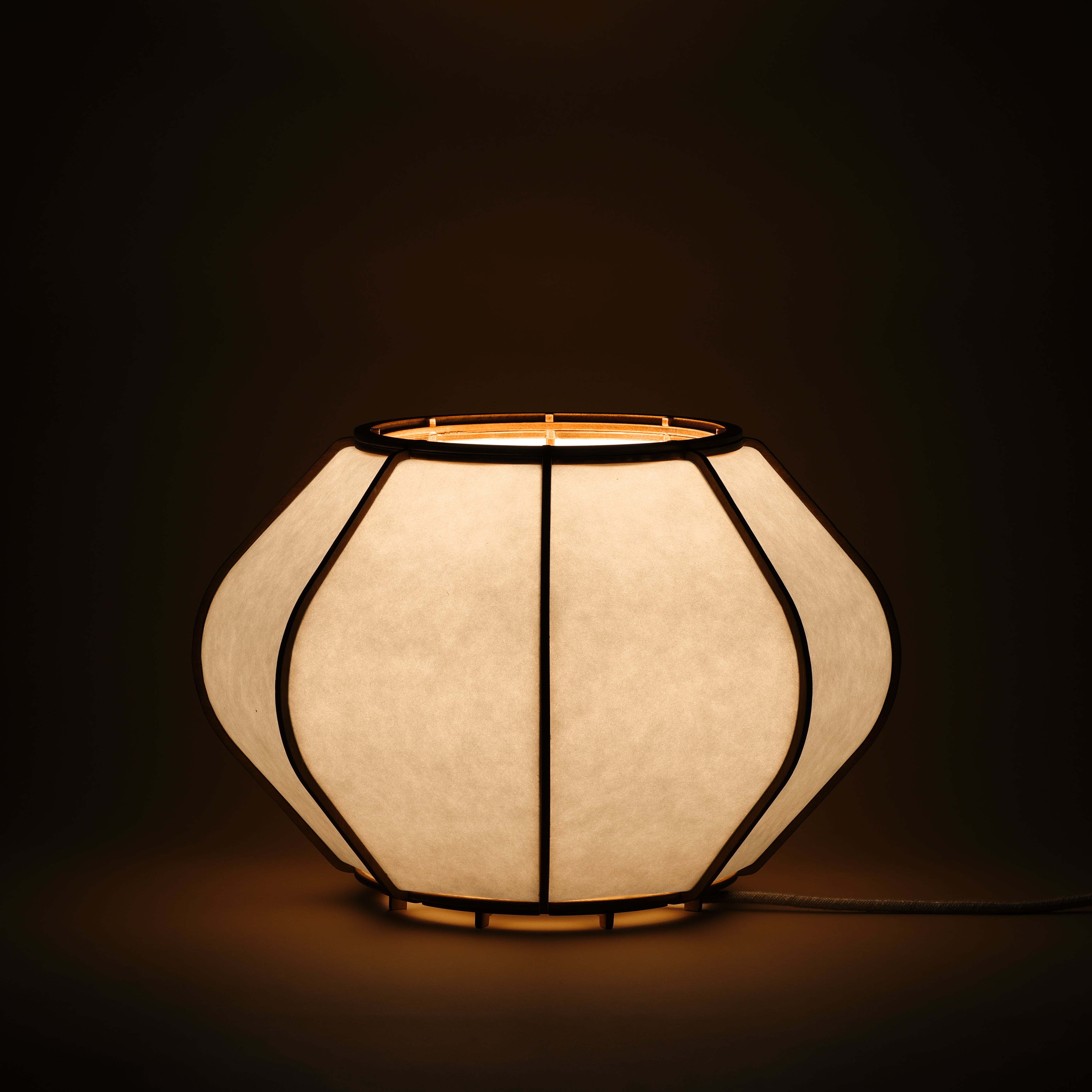 Lampe design en bois et papier japonais, faite main, fabriquée en France. Maguelone Poulain.