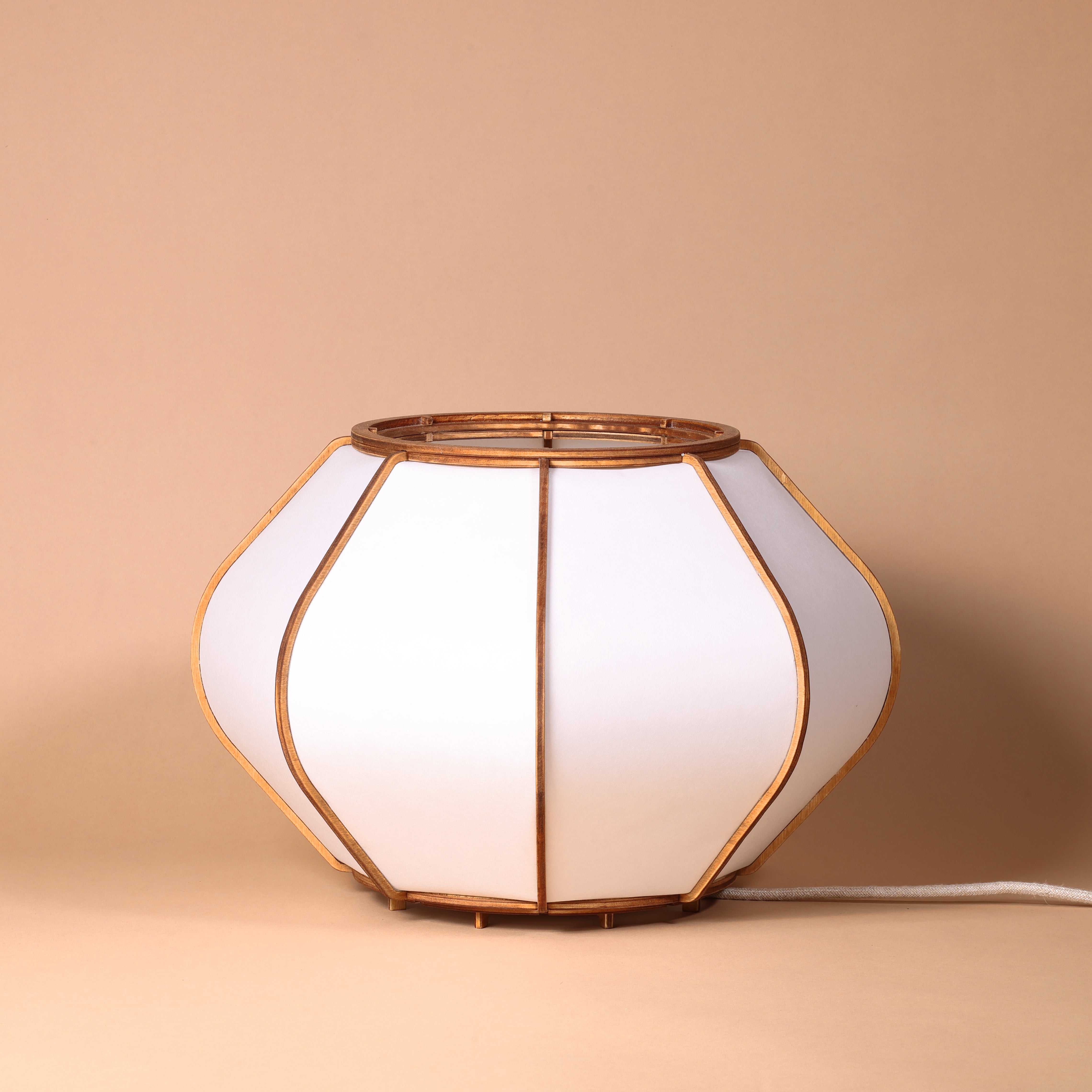 Lampe design en bois et papier japonais, faite main, fabriquée en France. Maguelone Poulain.