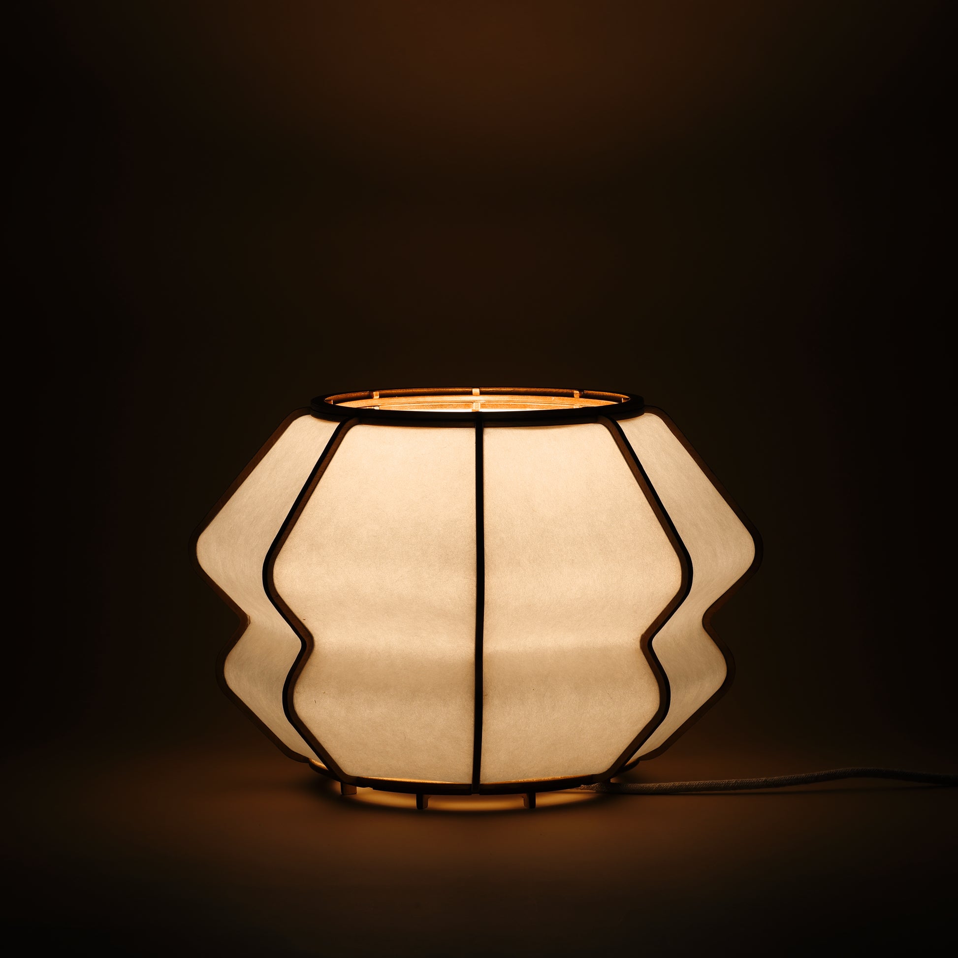 Design lamp in wood and Japanese paper, handmade, made in France. Maguelone Poulain.