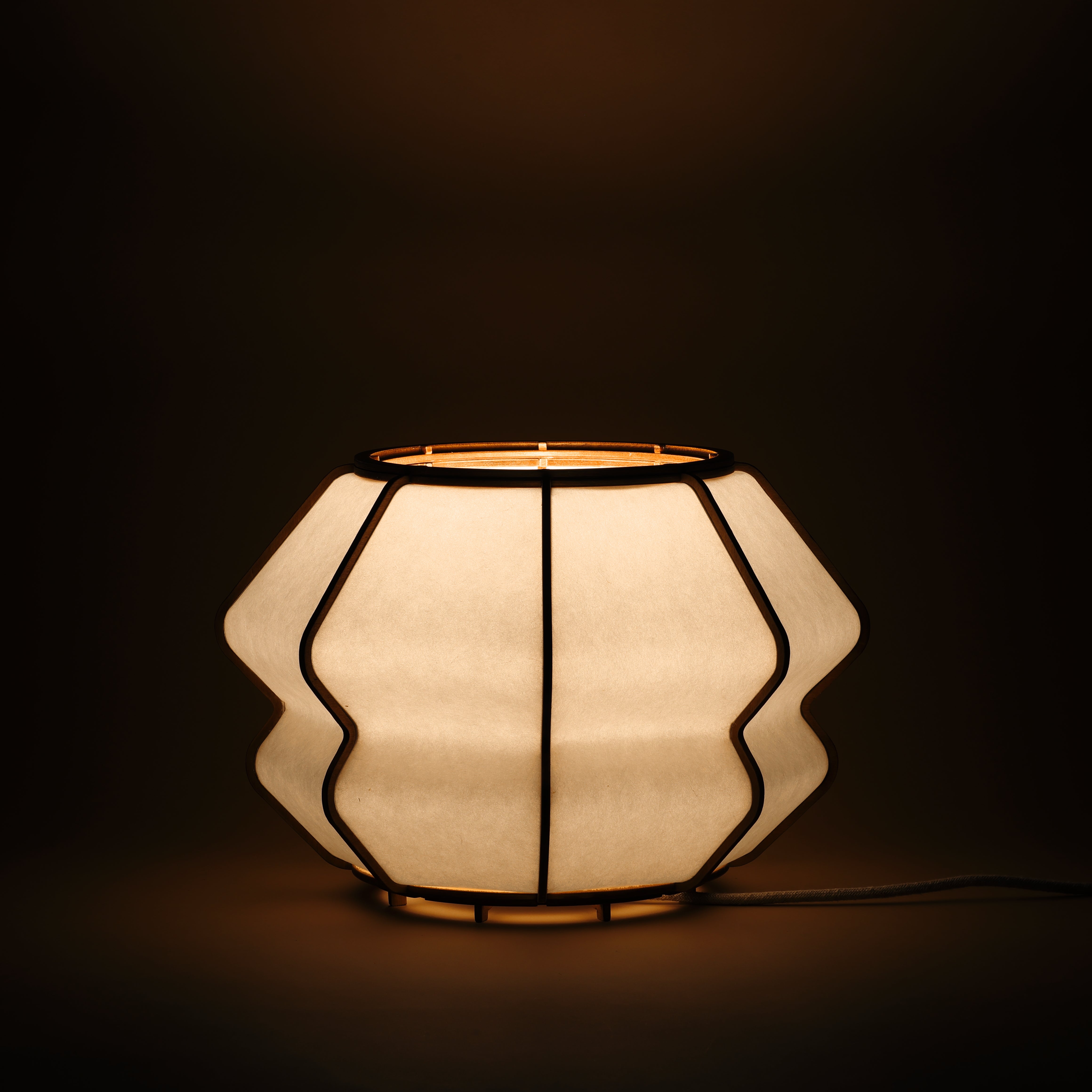 Lampe design en bois et papier japonais, faite main, fabriquée en France. Maguelone Poulain.