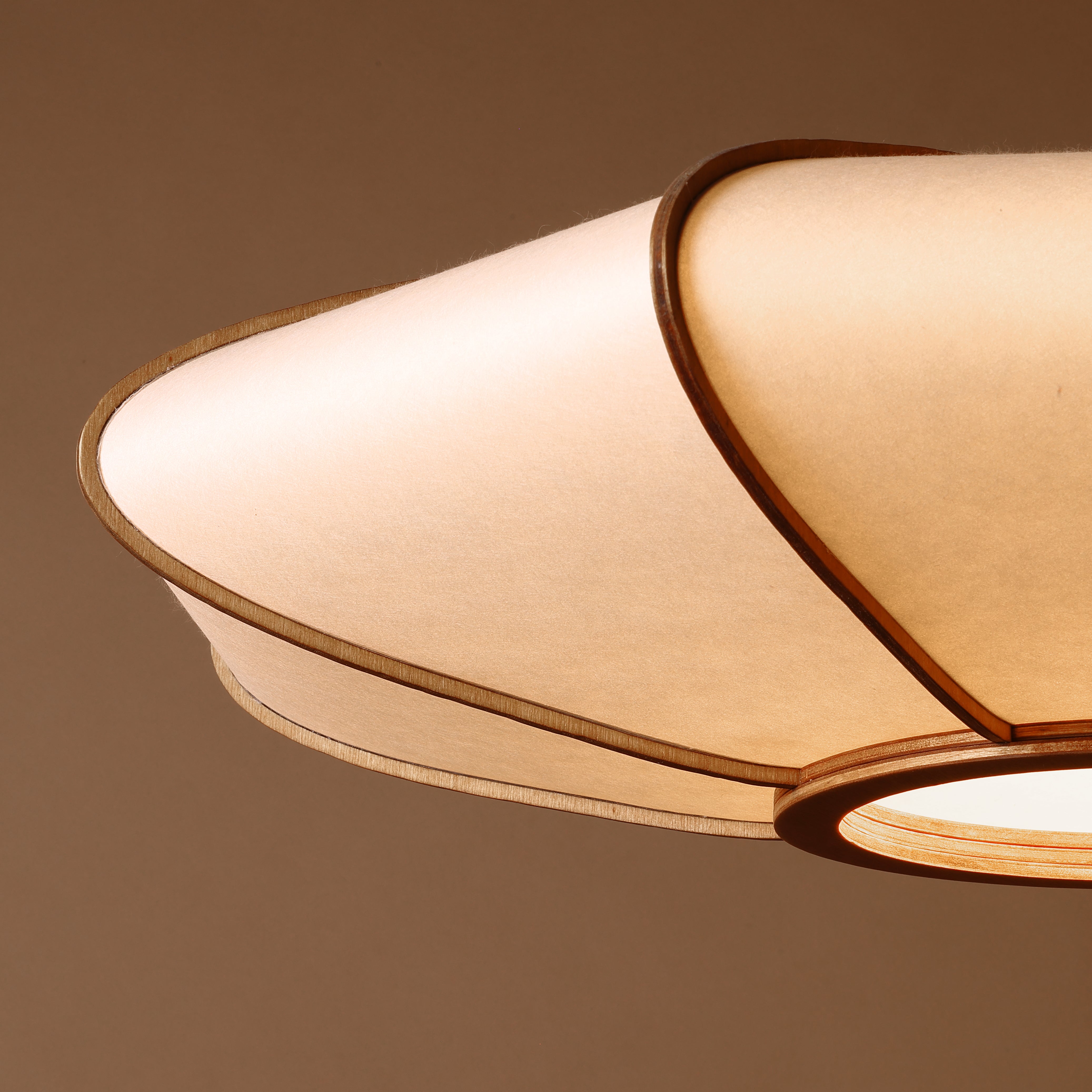 Lampe design en bois et papier japonais, faite main, fabriquée en France. Maguelone Poulain.