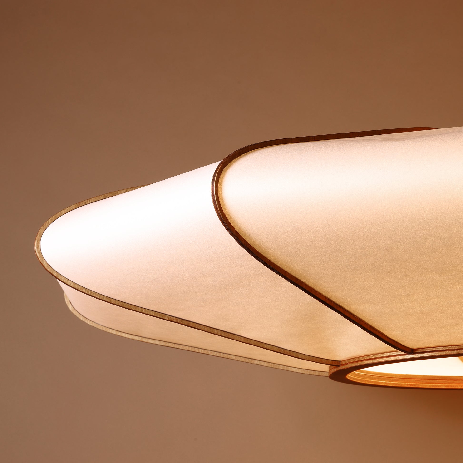Lampe design en bois et papier japonais, faite main, fabriquée en France. Maguelone Poulain.