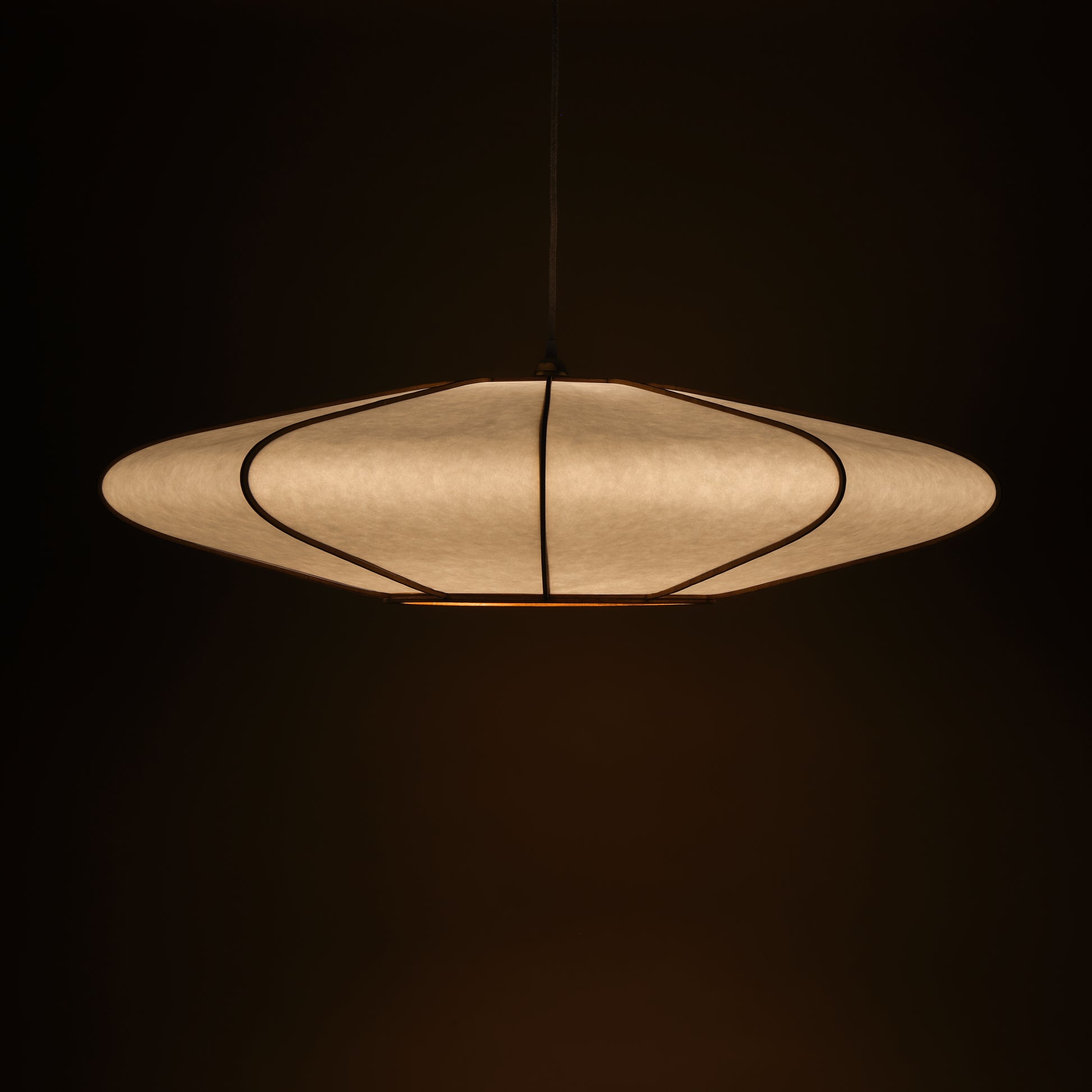 Lampe design en bois et papier japonais, faite main, fabriquée en France. Maguelone Poulain.
