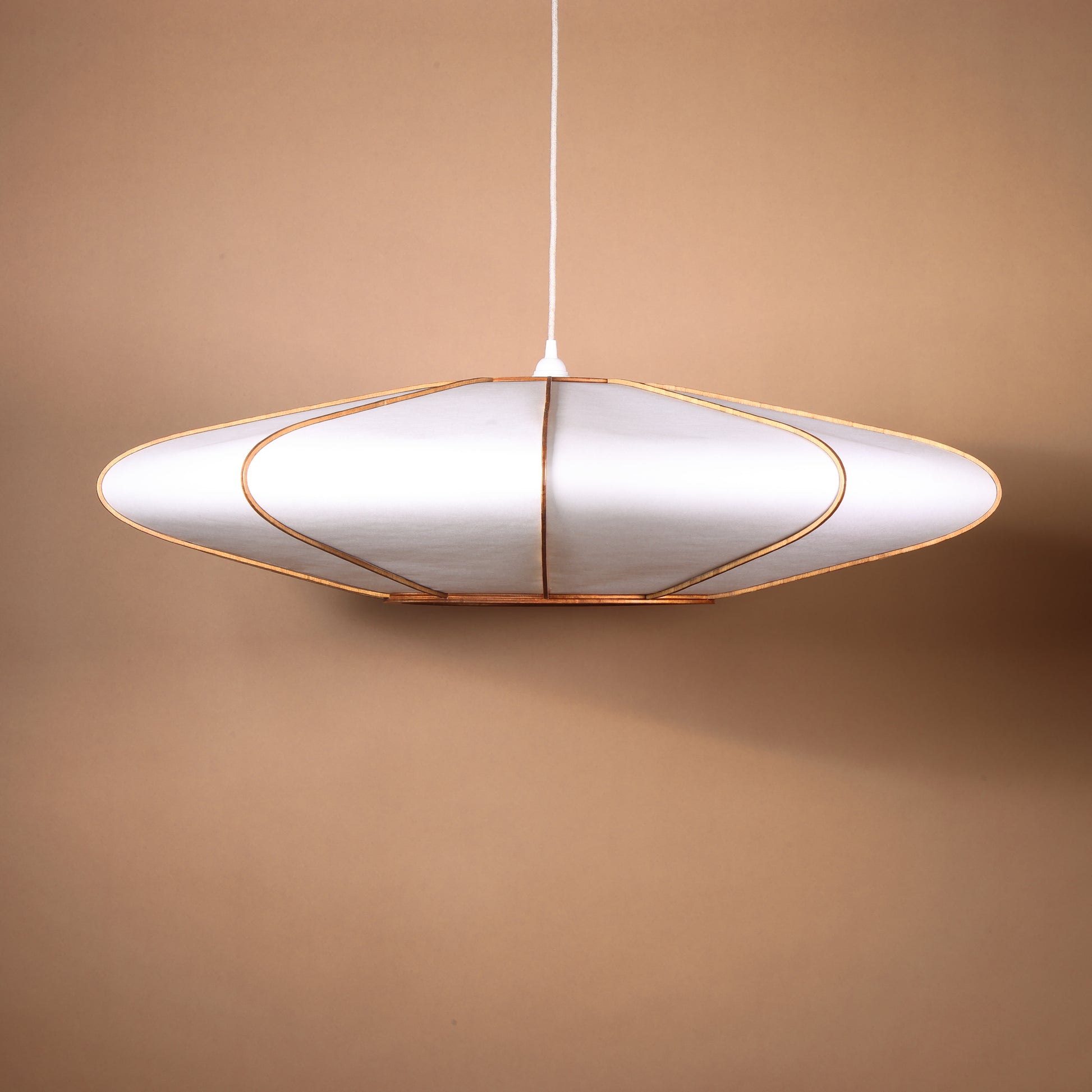 Lampe design en bois et papier japonais, faite main, fabriquée en France. Maguelone Poulain.