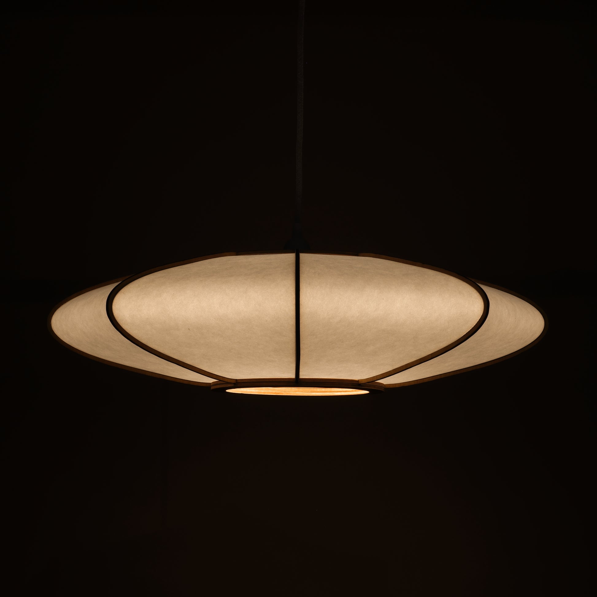 Lampe design en bois et papier japonais, faite main, fabriquée en France. Maguelone Poulain.