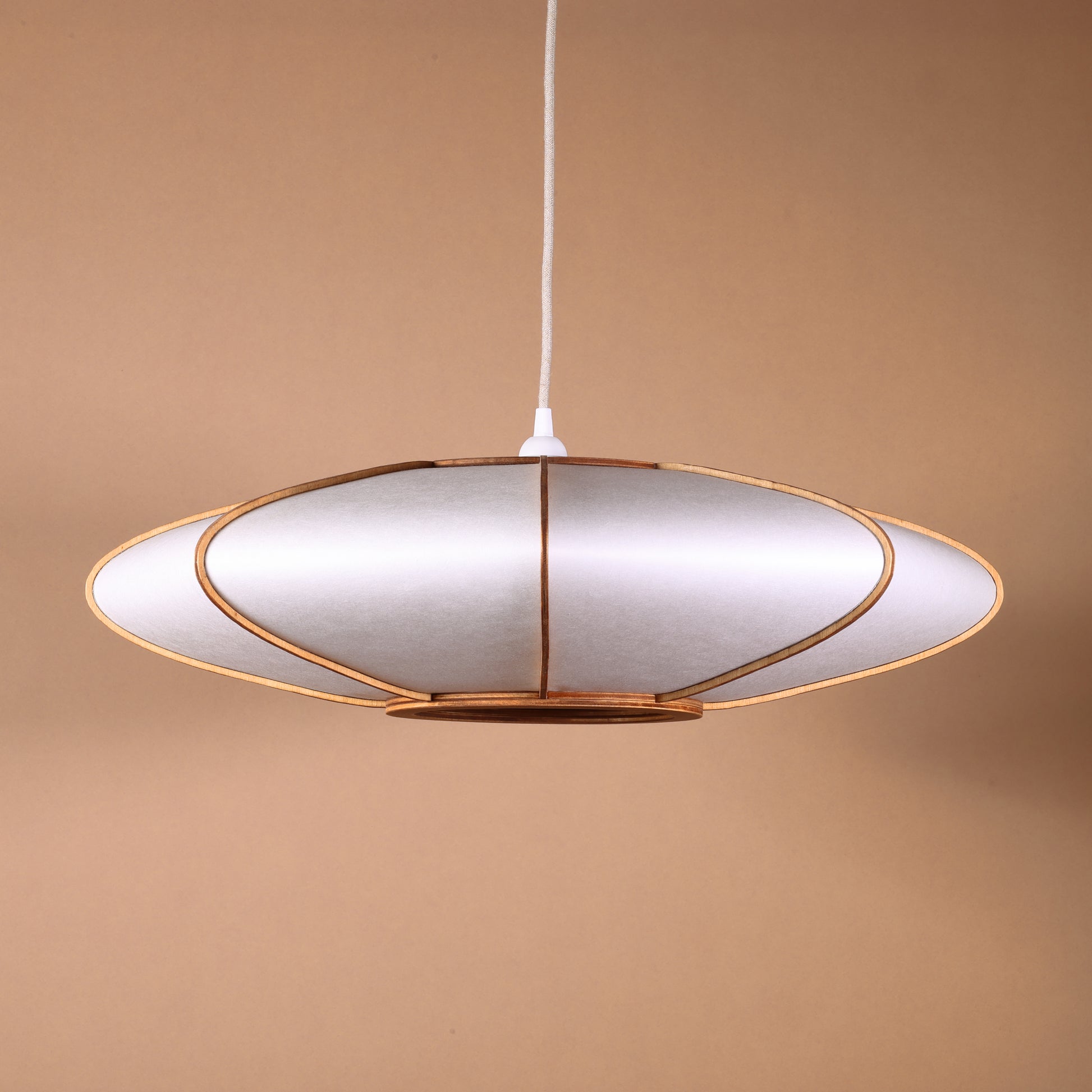 Lampe design en bois et papier japonais, faite main, fabriquée en France. Maguelone Poulain.