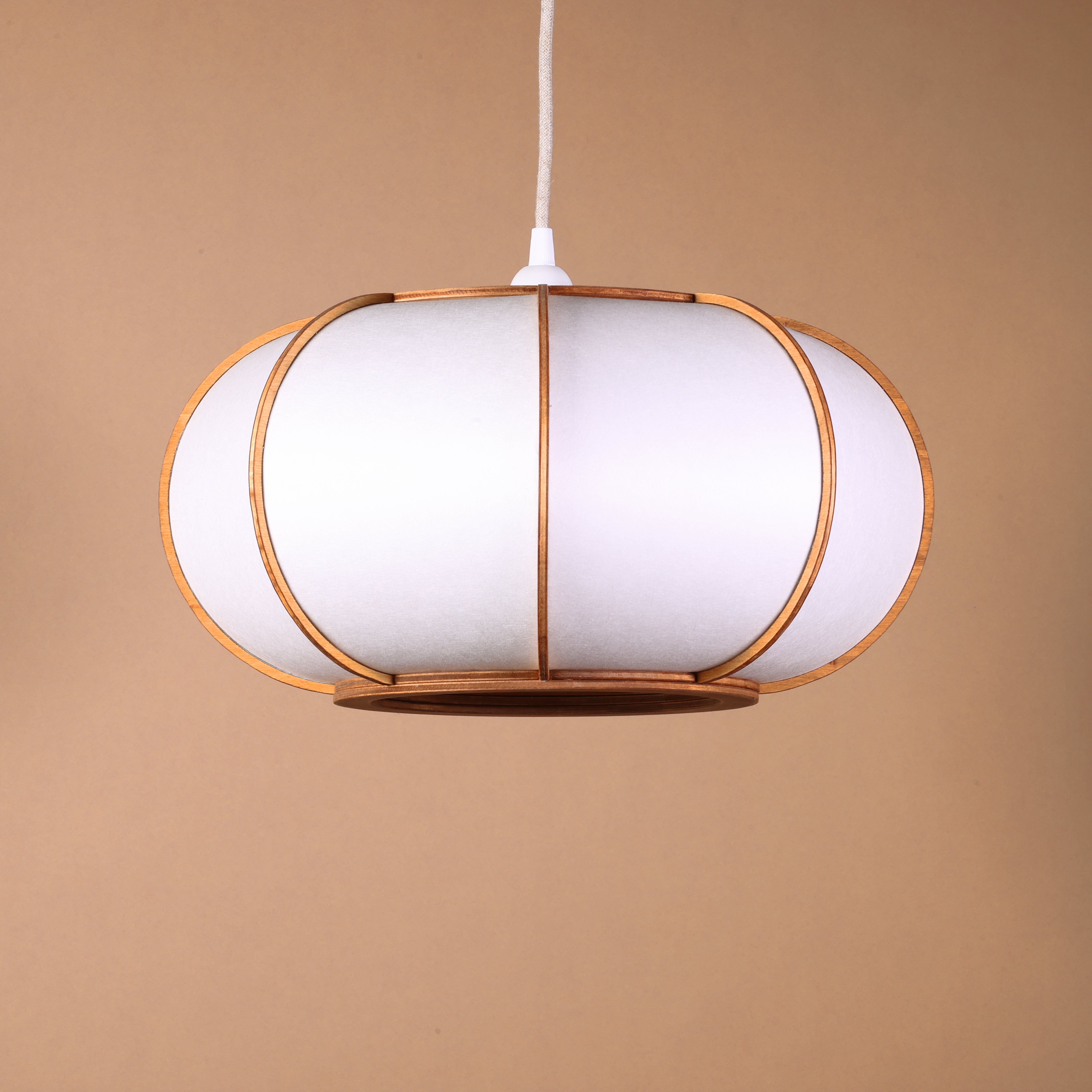 Lampe design en bois et papier japonais, faite main, fabriquée en France. Maguelone Poulain.