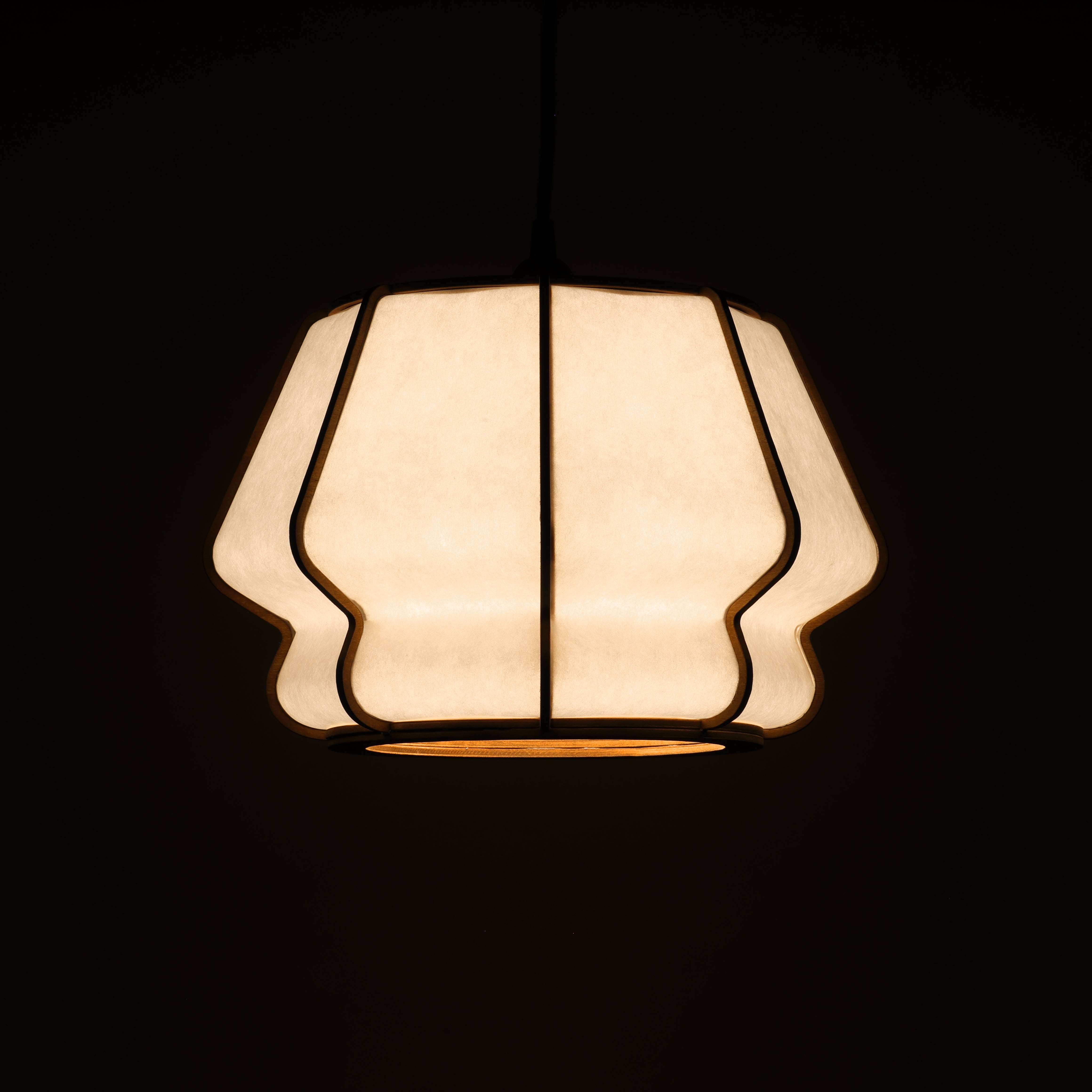 Lampe design en bois et papier japonais, faite main, fabriquée en France. Maguelone Poulain.