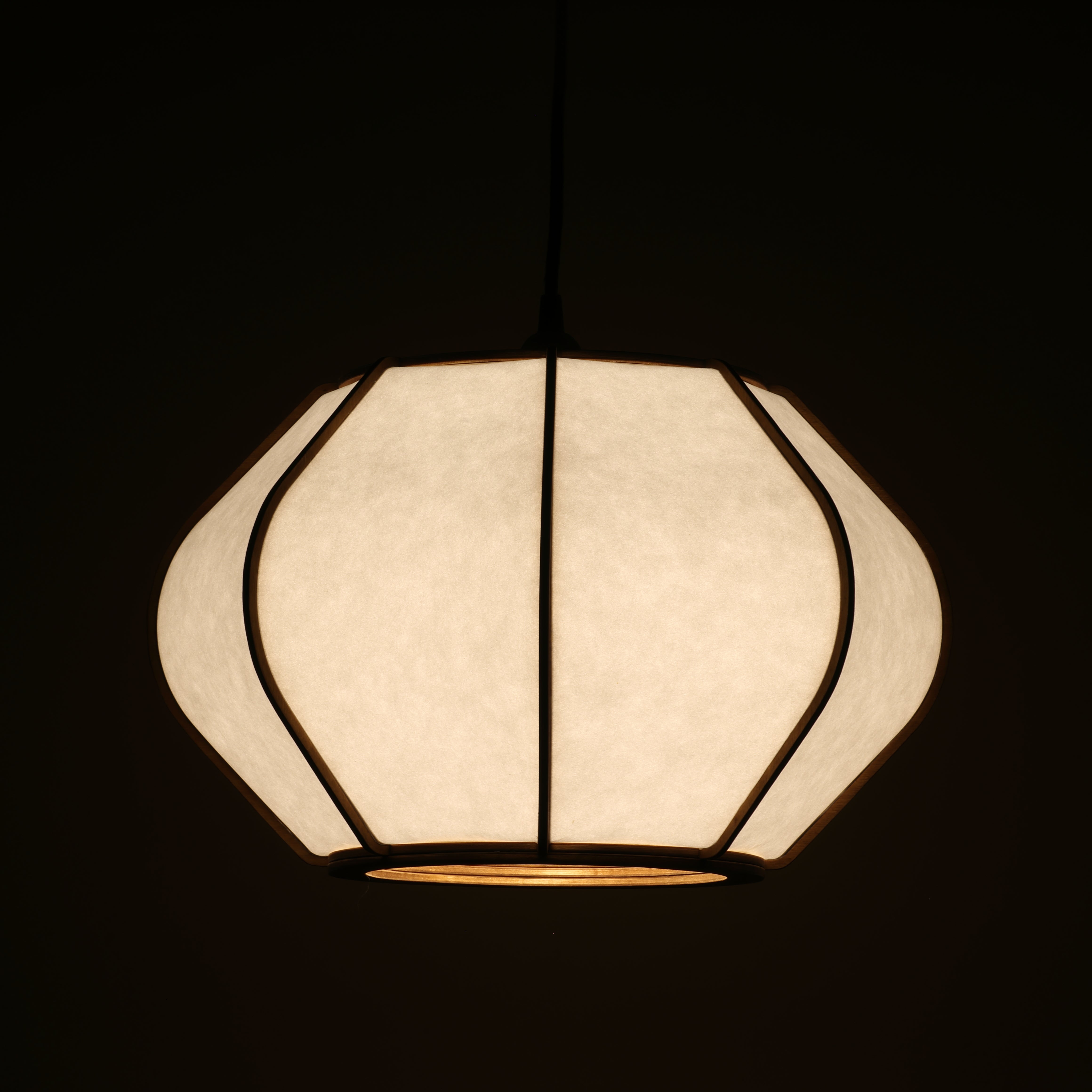 Lampe design en bois et papier japonais, faite main, fabriquée en France. Maguelone Poulain.