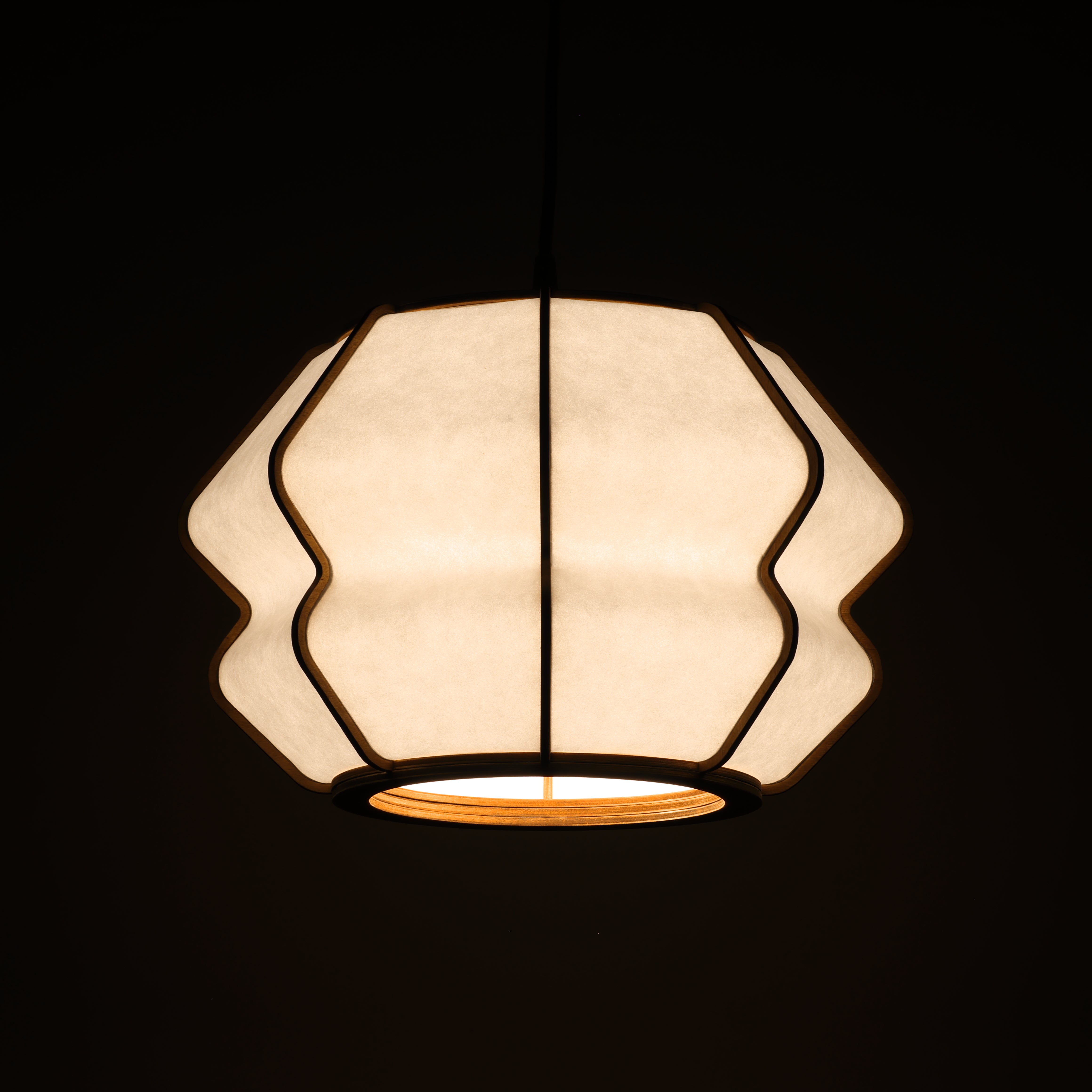 Lampe design en bois et papier japonais, faite main, fabriquée en France. Maguelone Poulain.