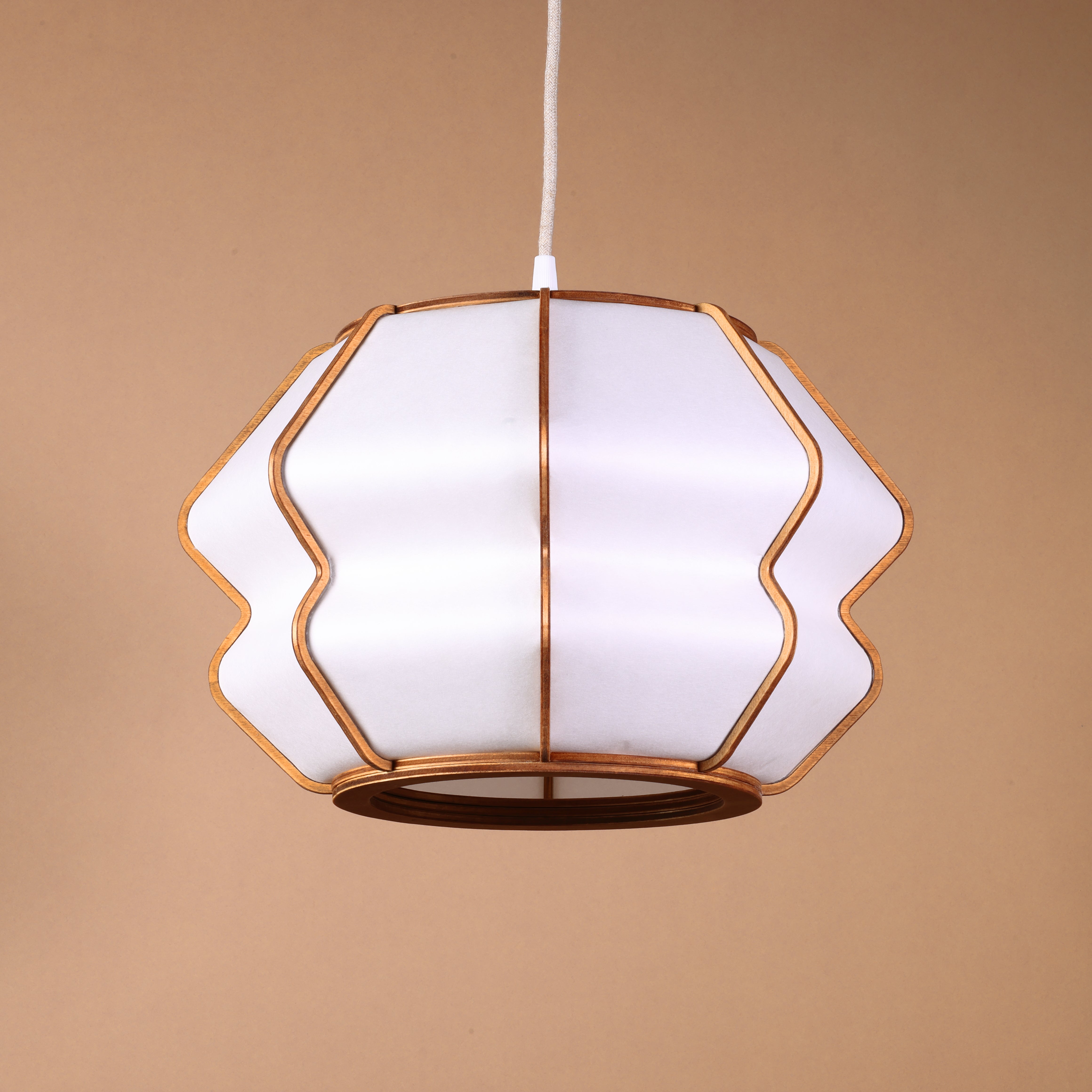Lampe design en bois et papier japonais, faite main, fabriquée en France. Maguelone Poulain.