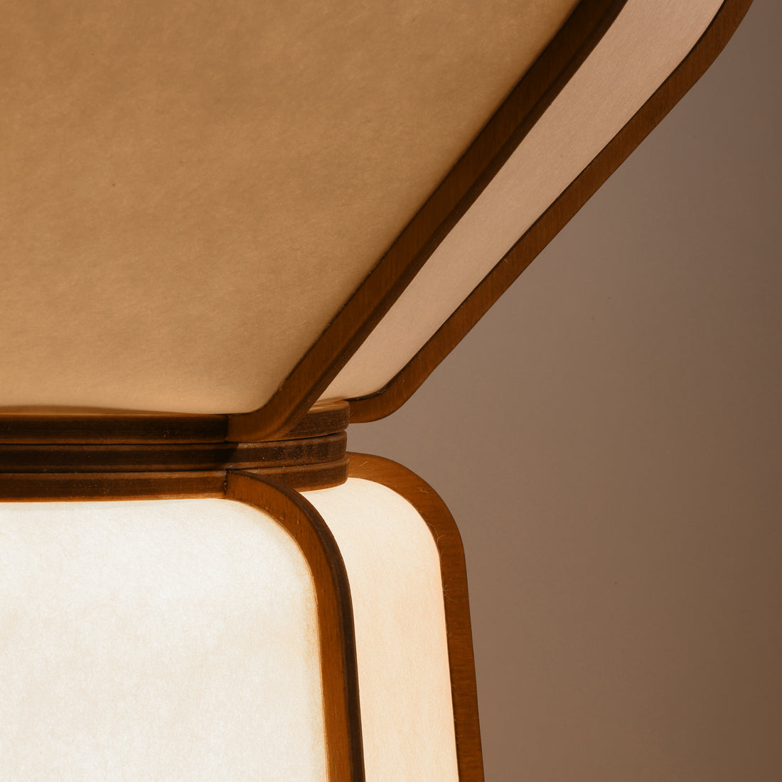 Lampe design en bois et papier japonais, faite main, fabriquée en France. Maguelone Poulain.