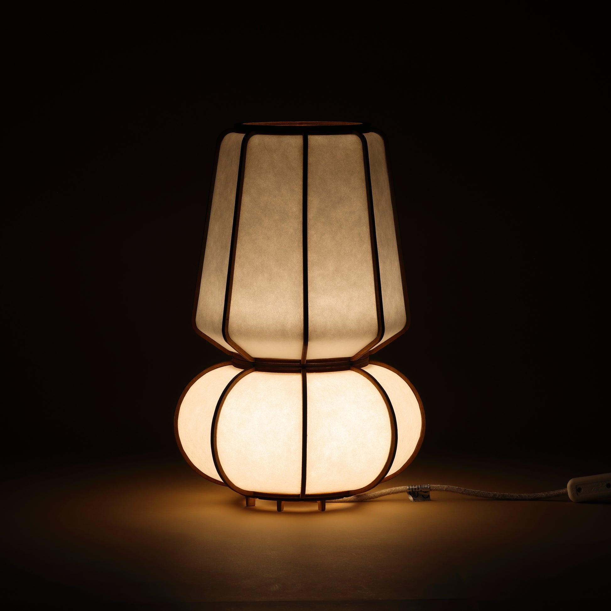 Lampe design en bois et papier japonais, faite main, fabriquée en France. Maguelone Poulain.