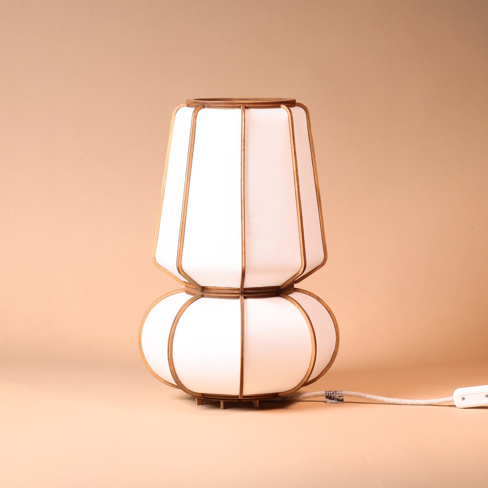 Lampe design en bois et papier japonais, faite main, fabriquée en France. Maguelone Poulain.