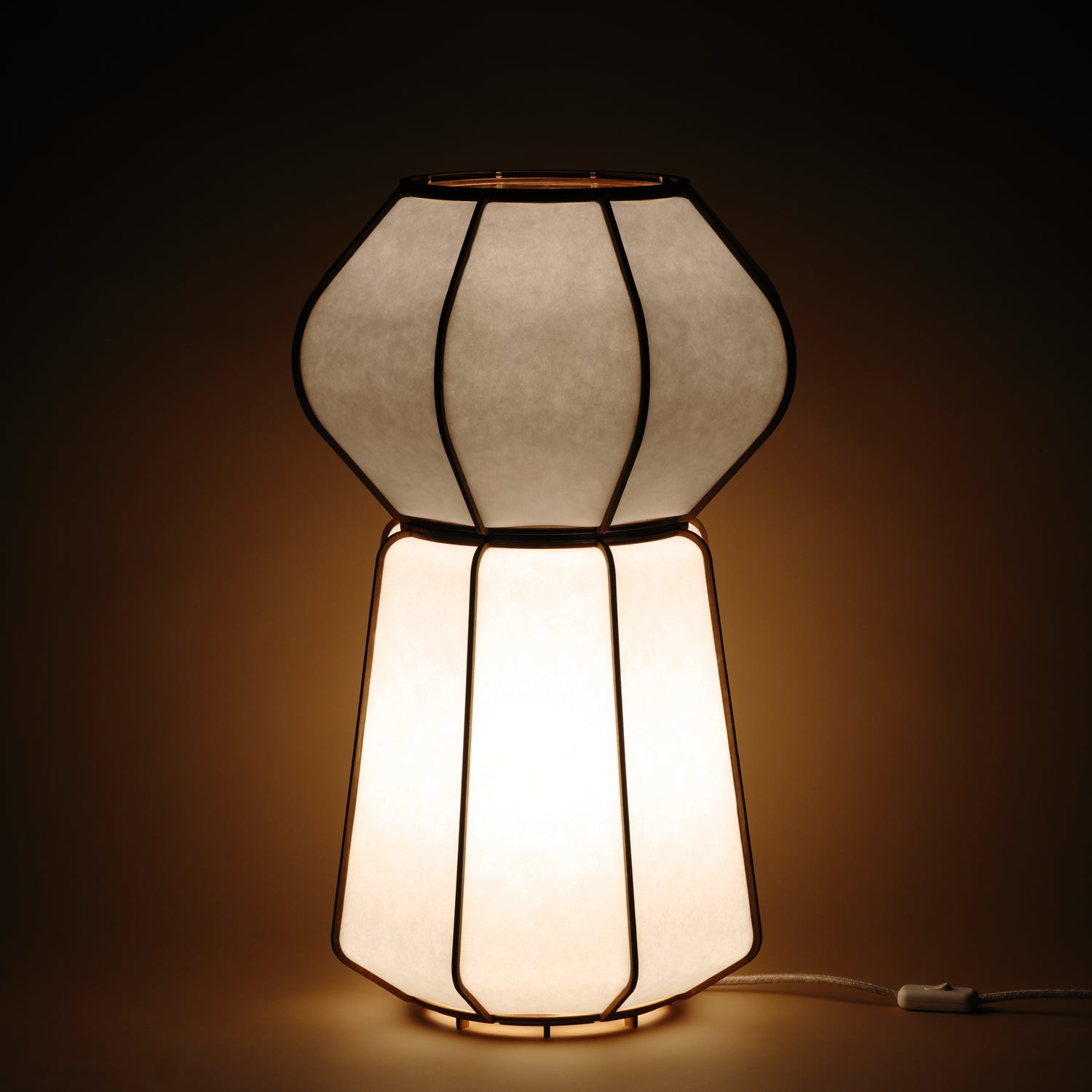 Lampe design en bois et papier japonais, faite main, fabriquée en France. Maguelone Poulain.