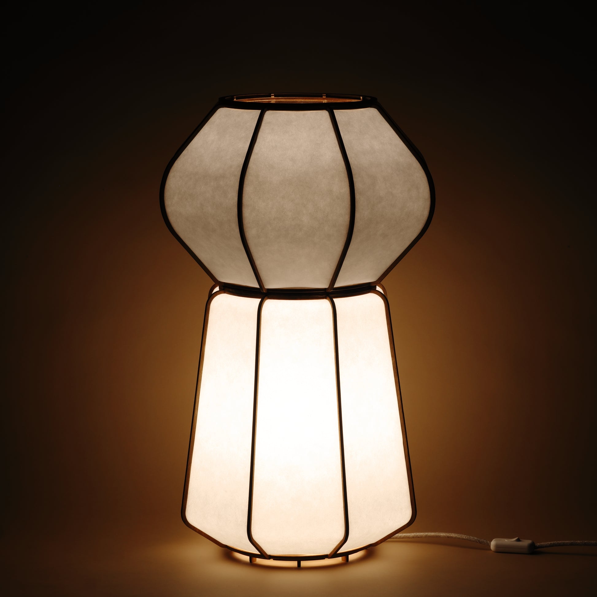 Lampe design en bois et papier japonais, faite main, fabriquée en France. Maguelone Poulain.