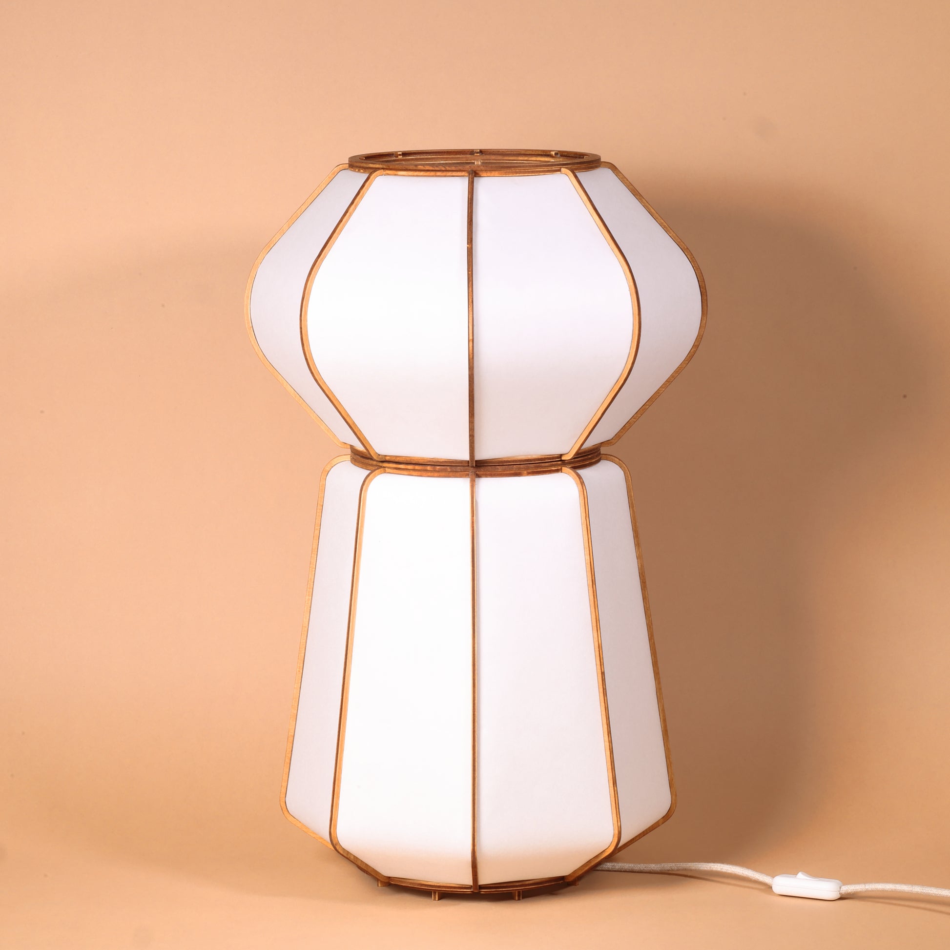 Lampe design en bois et papier japonais, faite main, fabriquée en France. Maguelone Poulain.