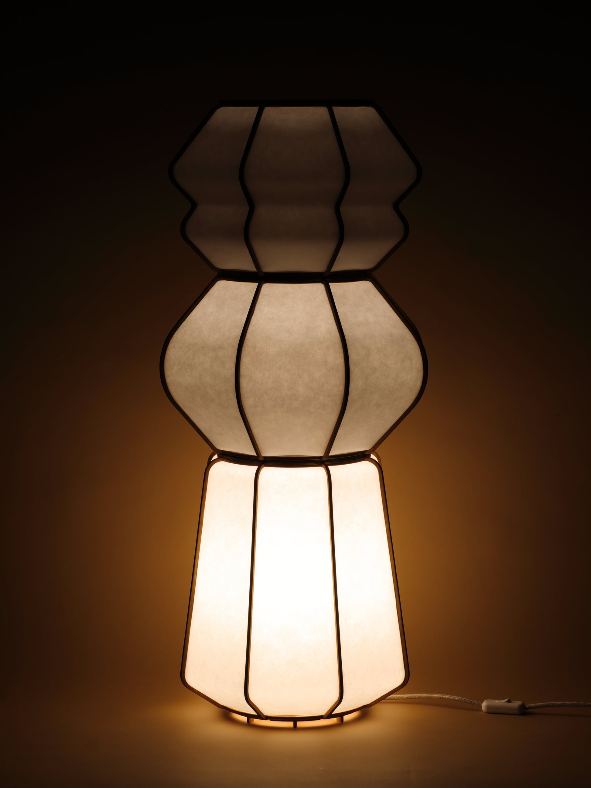 Design lamp in wood and Japanese paper, handmade, made in France. Maguelone Poulain.