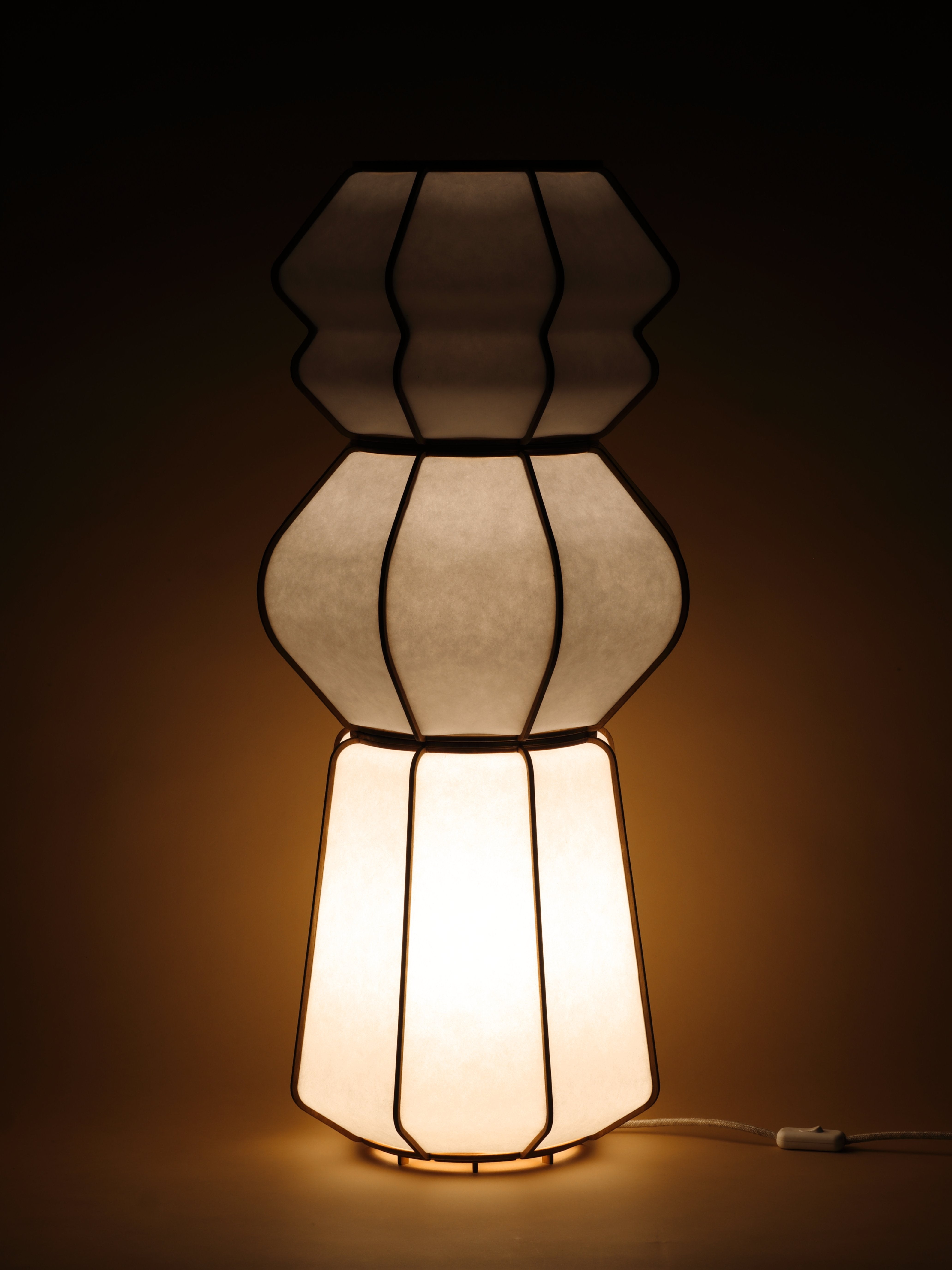 Lampe design en bois et papier japonais, faite main, fabriquée en France. Maguelone Poulain.