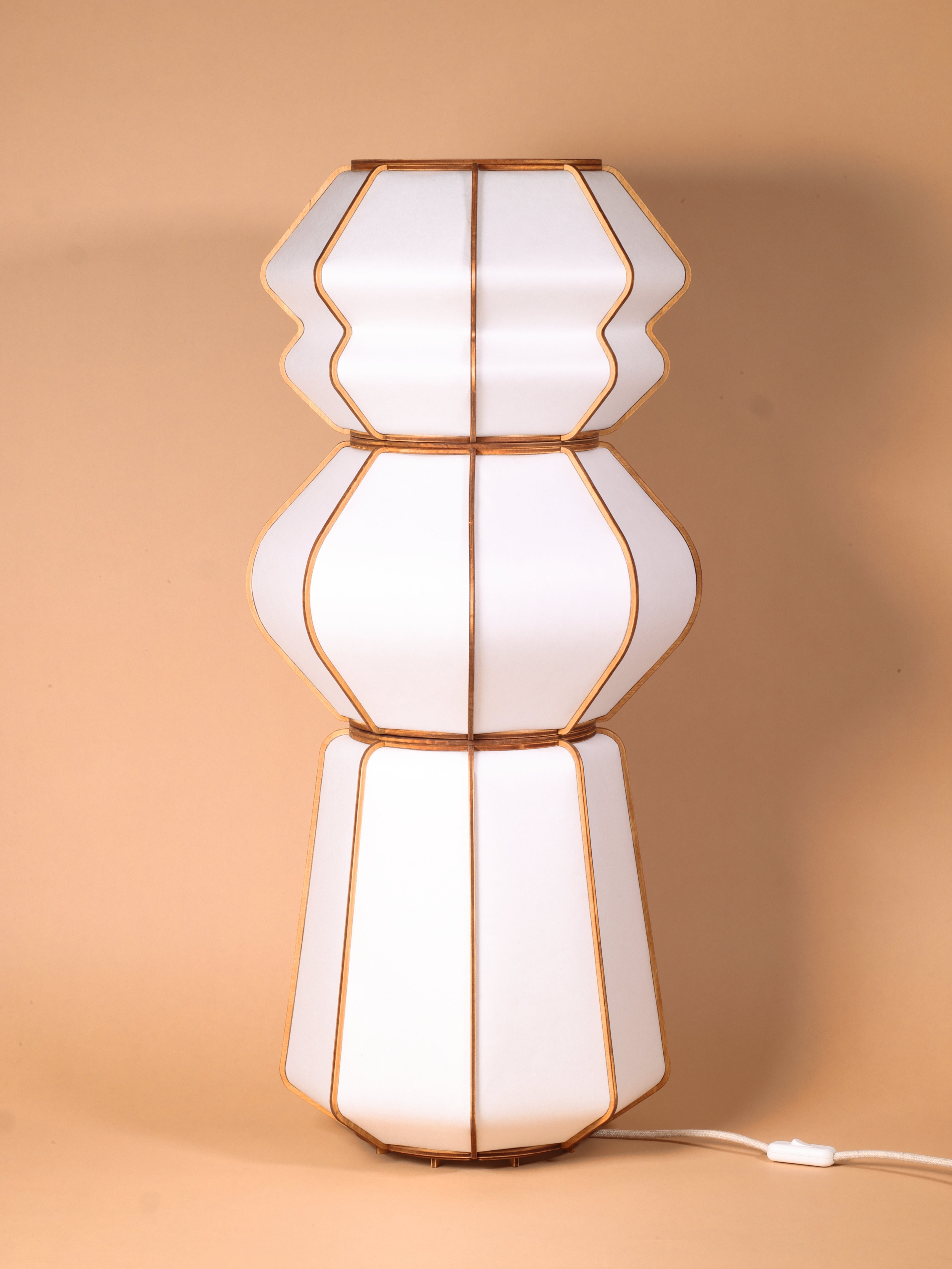 Lampe design en bois et papier japonais, faite main, fabriquée en France. Maguelone Poulain.