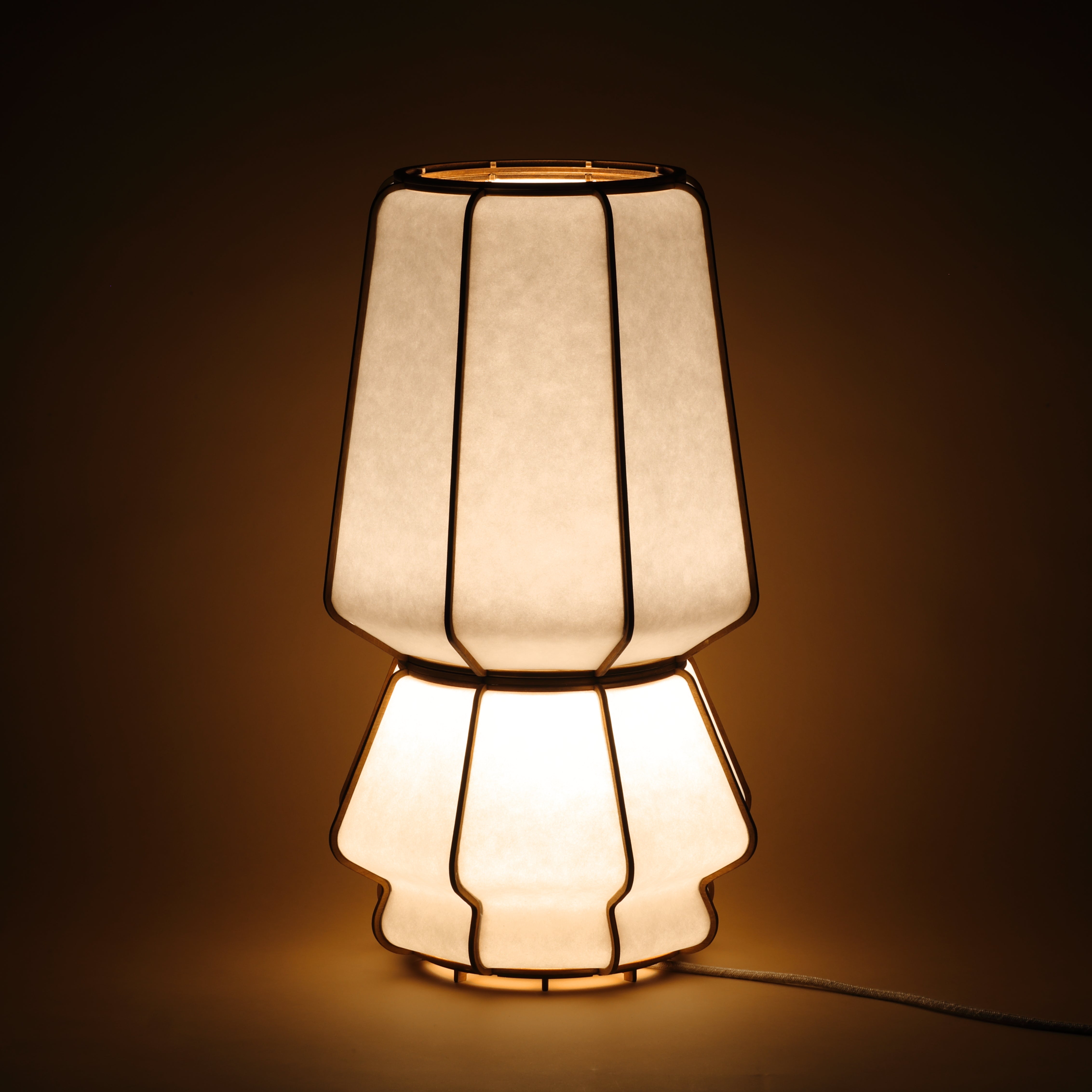 Lampe design en bois et papier japonais, faite main, fabriquée en France. Maguelone Poulain.