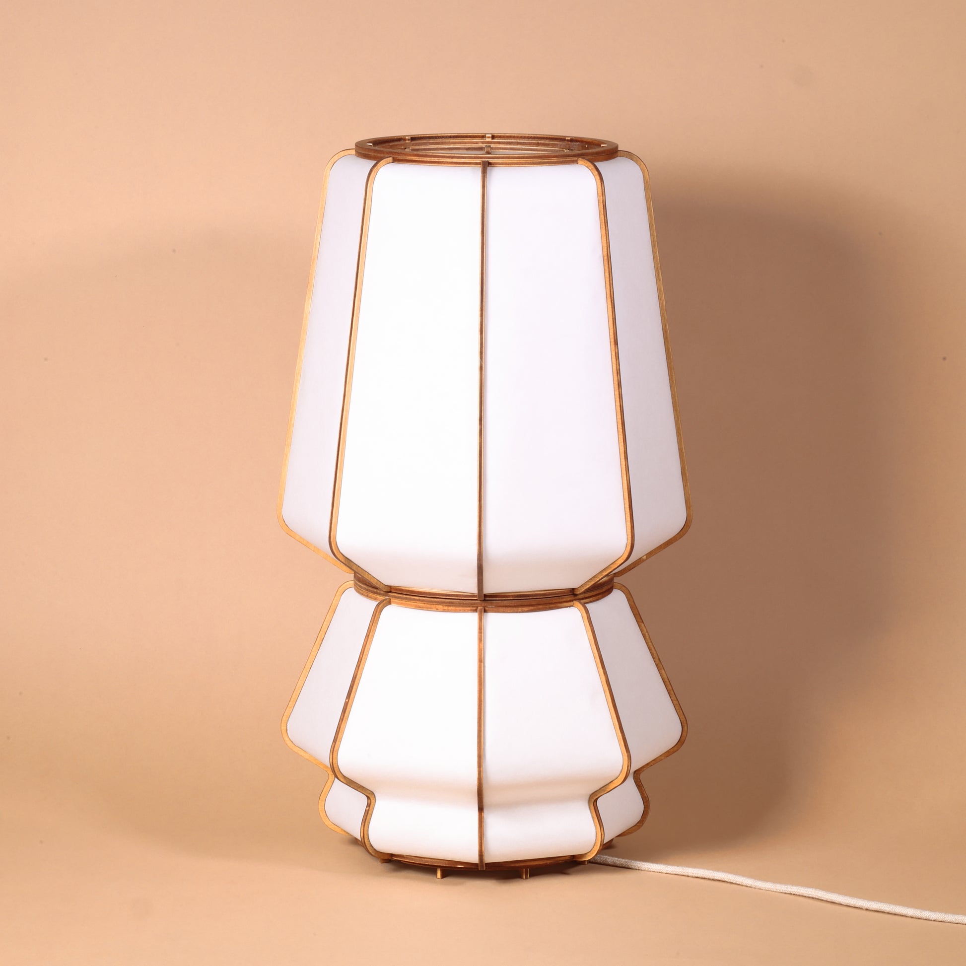 Lampe design en bois et papier japonais, faite main, fabriquée en France. Maguelone Poulain.