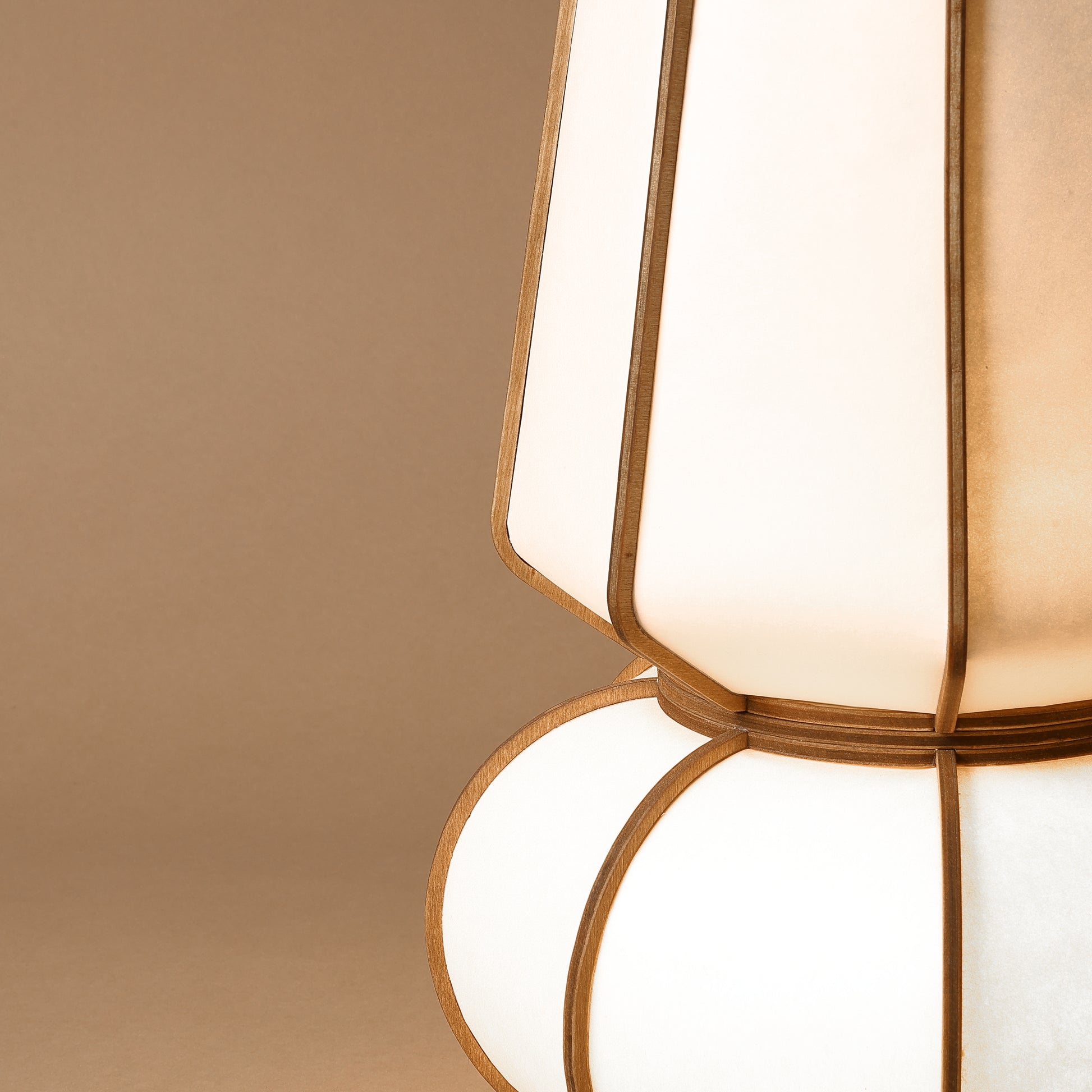 Lampe design en bois et papier japonais, faite main, fabriquée en France. Maguelone Poulain.